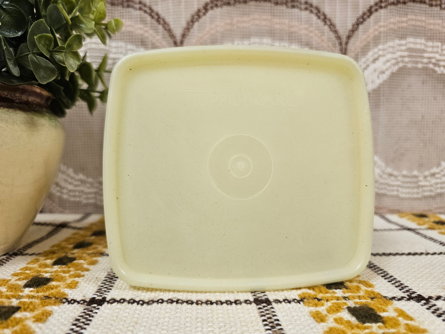 Tupperware pastel geel bakje met deksel