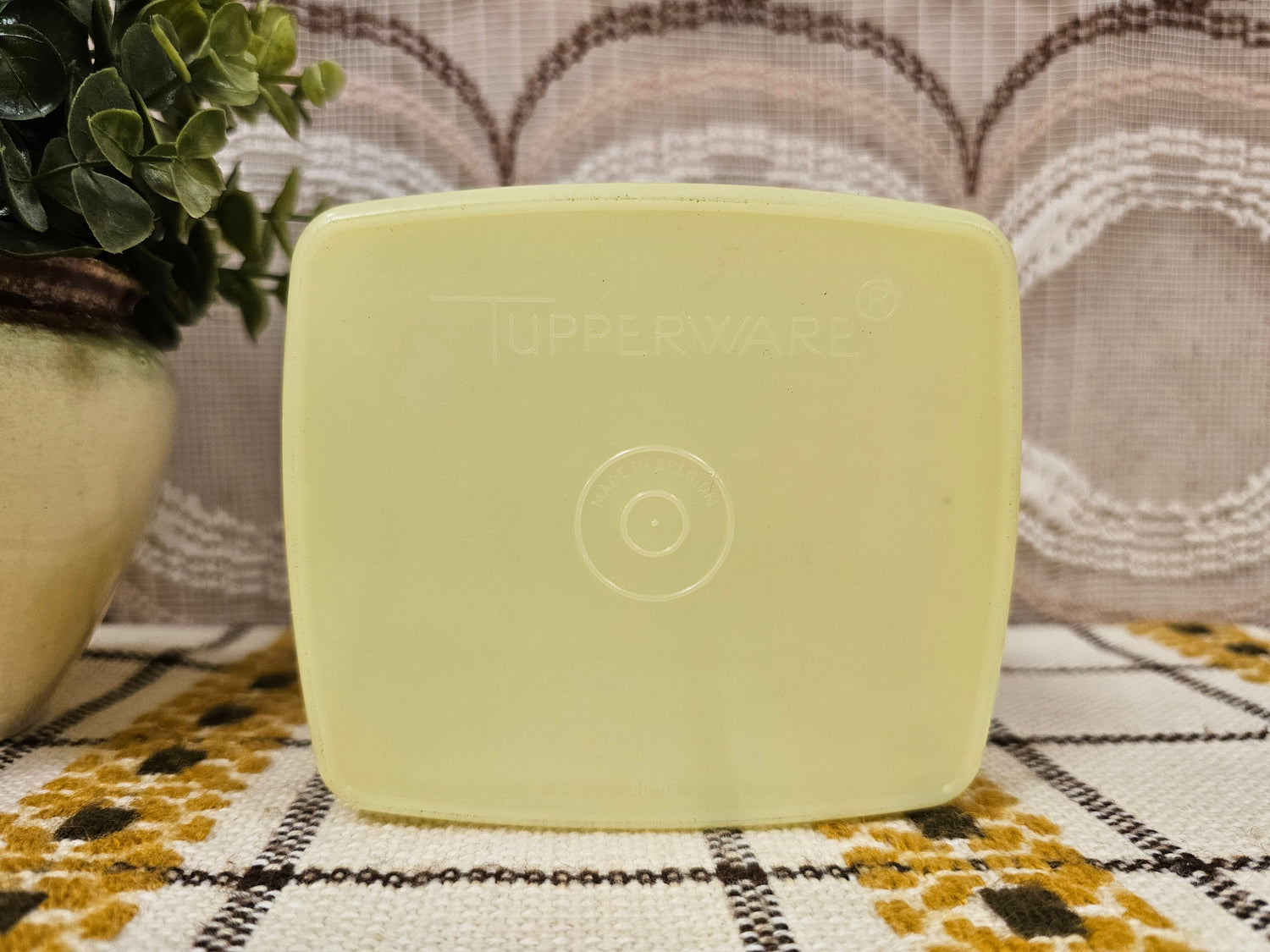 Tupperware pastel geel bakje met deksel