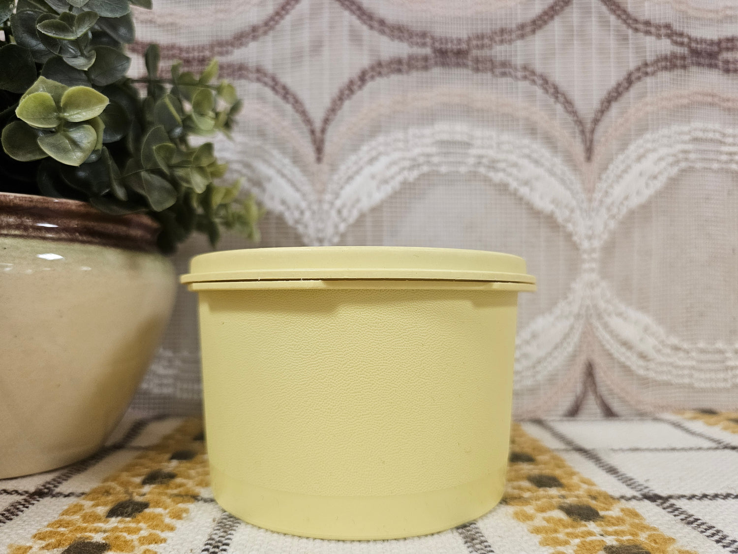 Tupperware trommel geel sterdeksel 8 x 12 cm