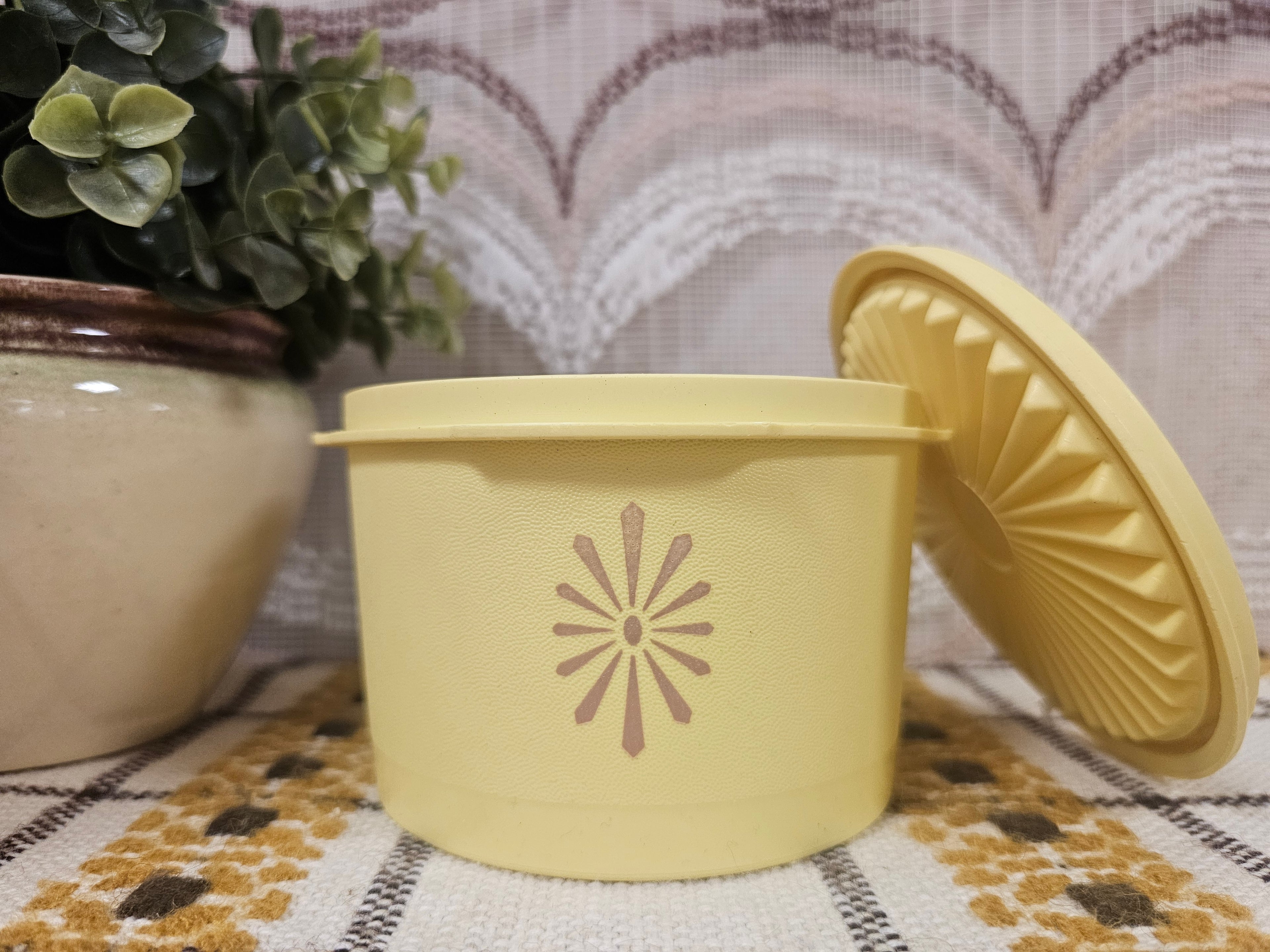 Tupperware trommel geel sterdeksel 8 x 12 cm