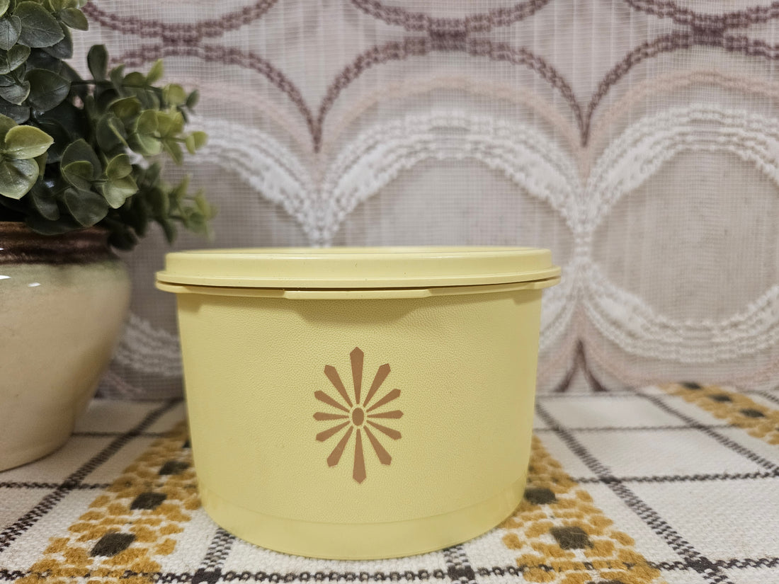Tupperware trommel geel sterdeksel 9 x 13,5 cm