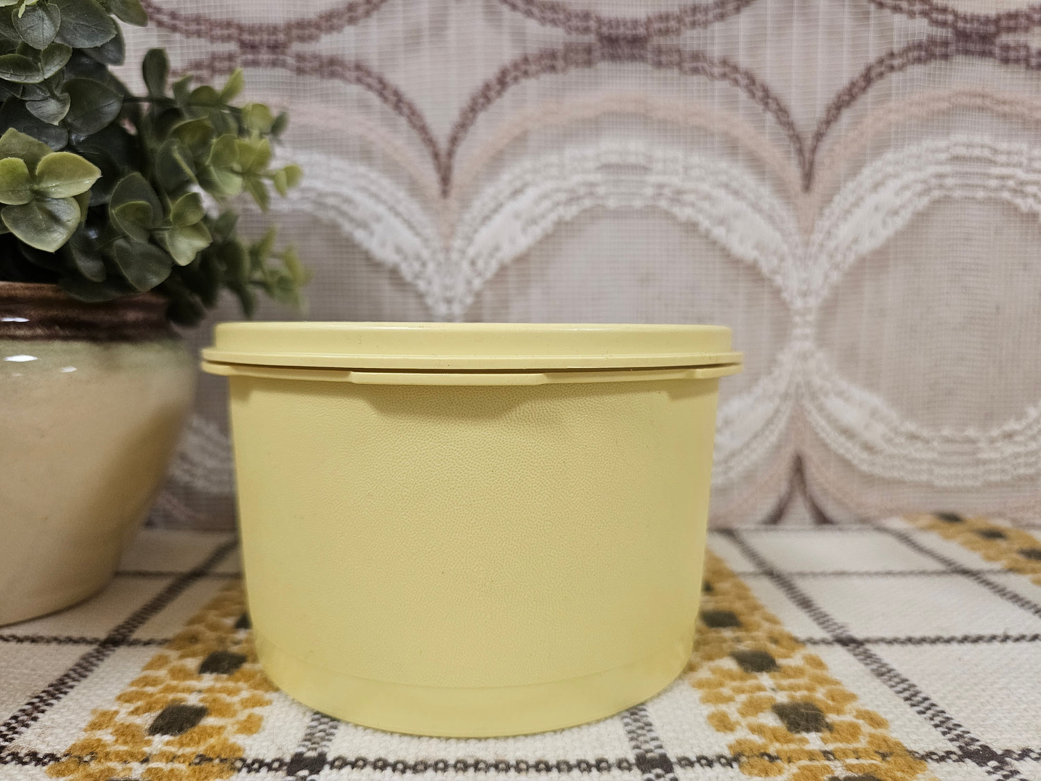 Tupperware trommel geel sterdeksel 9 x 13,5 cm