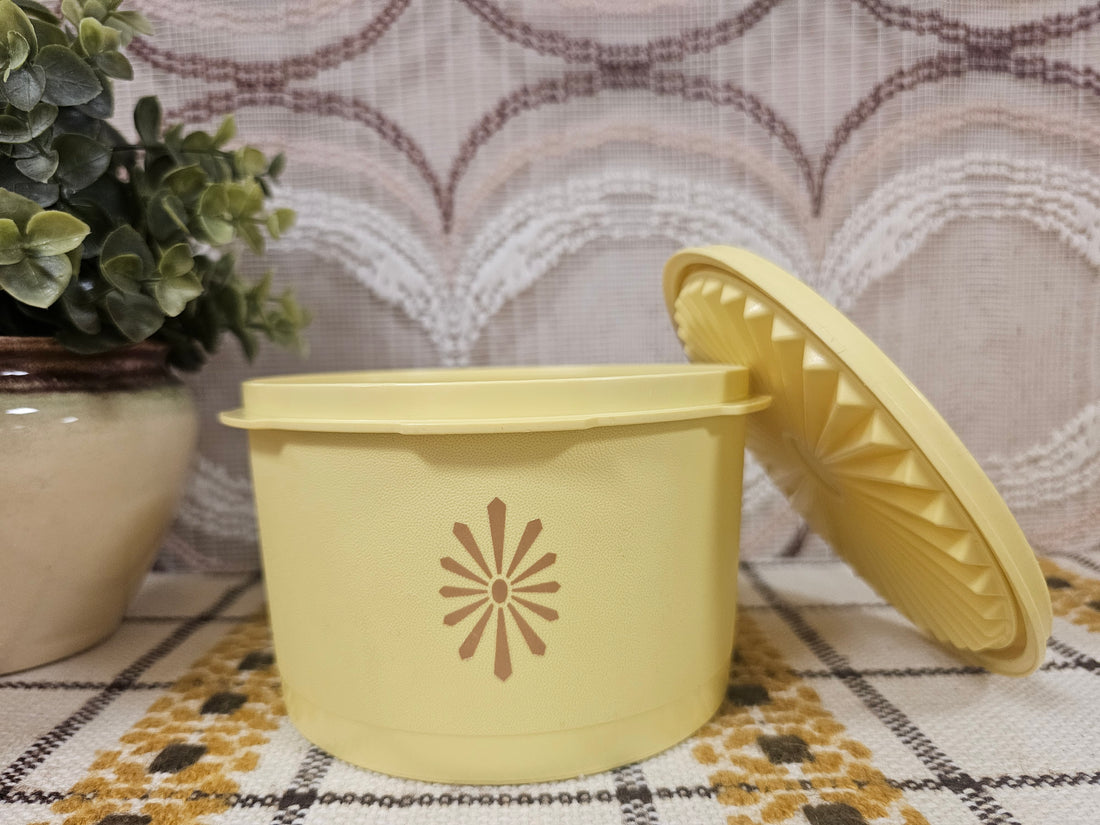 Tupperware trommel geel sterdeksel 9 x 13,5 cm