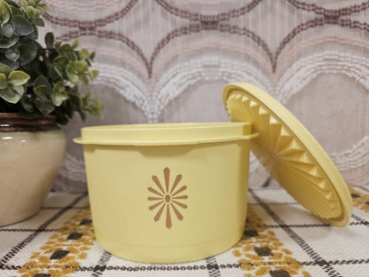 Tupperware trommel geel sterdeksel 9 x 13,5 cm