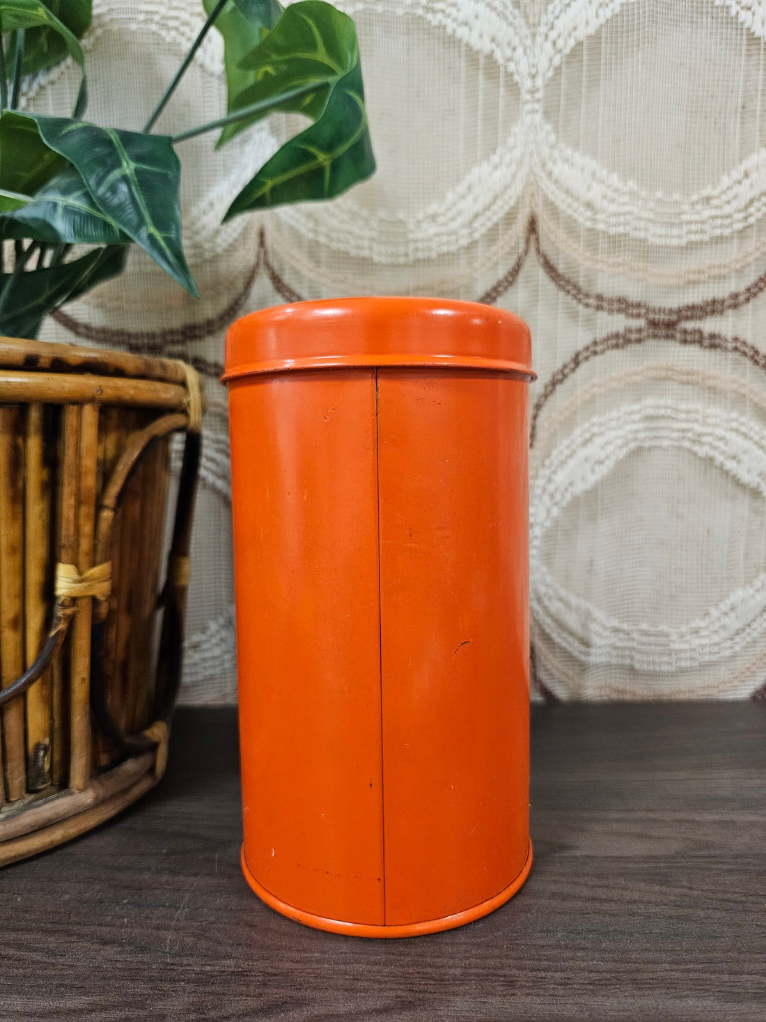 Vintage oranje beschuitblik jaren 70