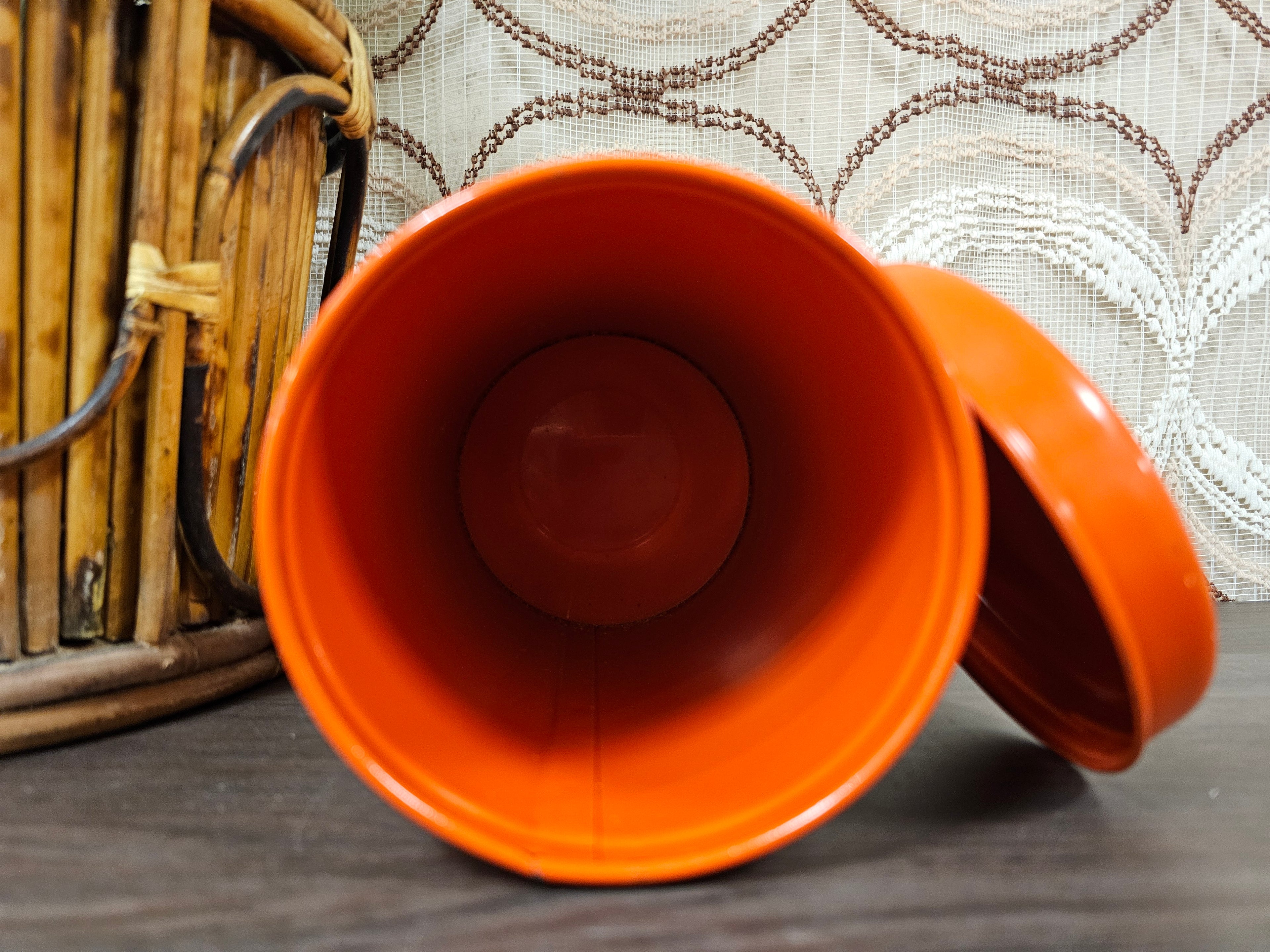 Vintage oranje beschuitblik jaren 70