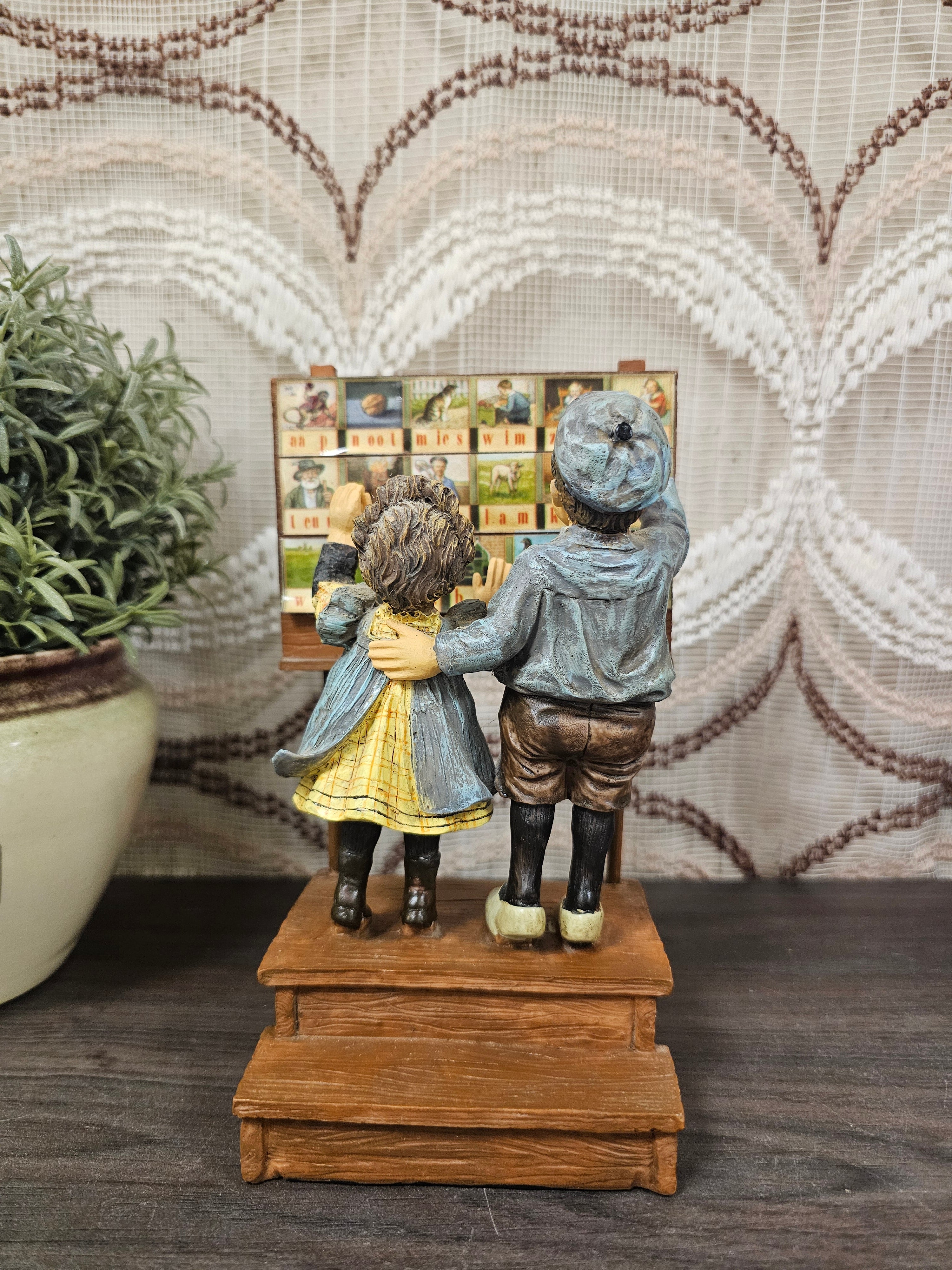 Beeld Ot en Sien met leesbord – Wolters-Noordhoff