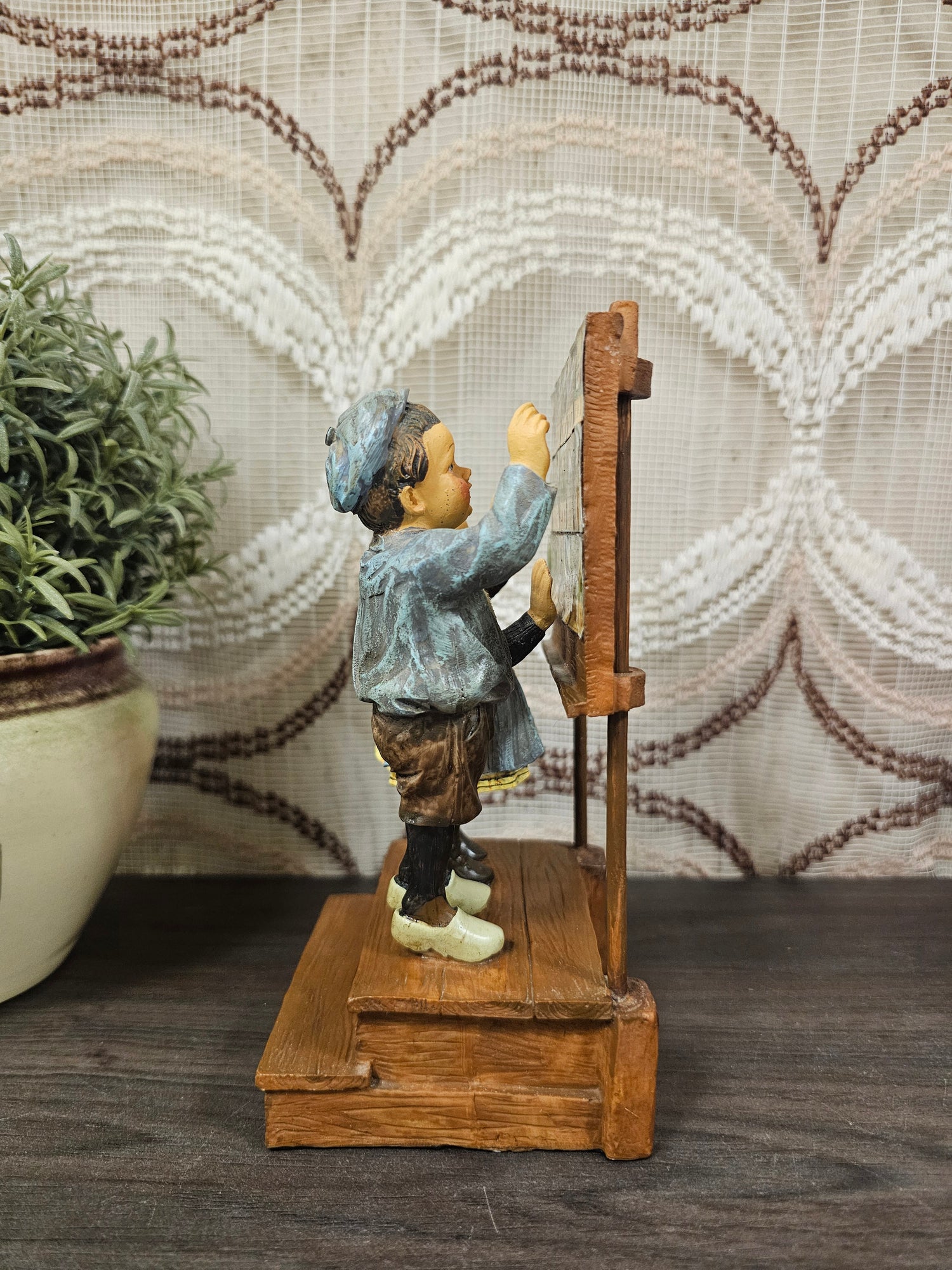 Beeld Ot en Sien met leesbord – Wolters-Noordhoff