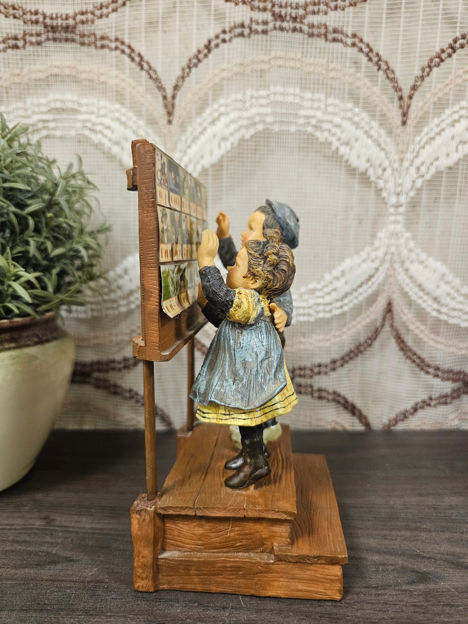 Beeld Ot en Sien met leesbord – Wolters-Noordhoff