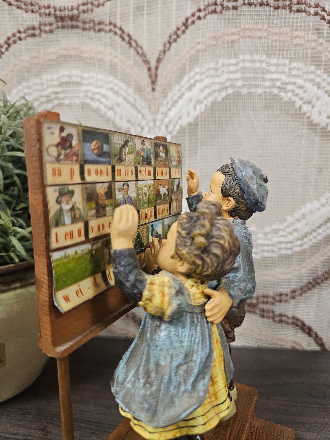 Beeld Ot en Sien met leesbord – Wolters-Noordhoff