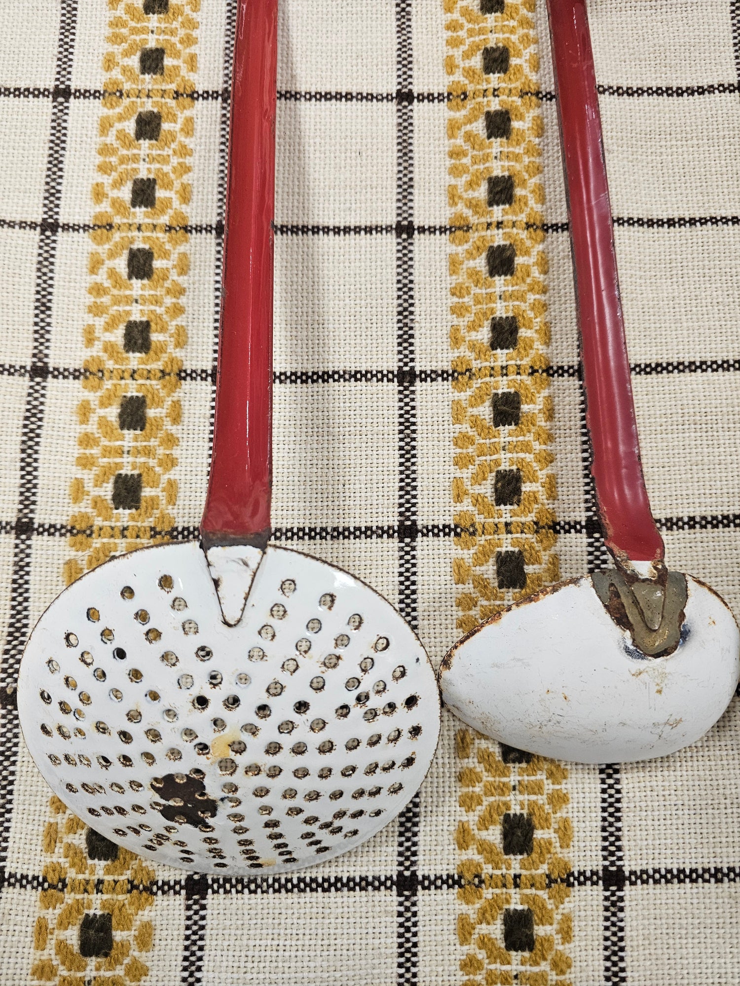 Vintage emaille lepelrek rood compleet met lepels