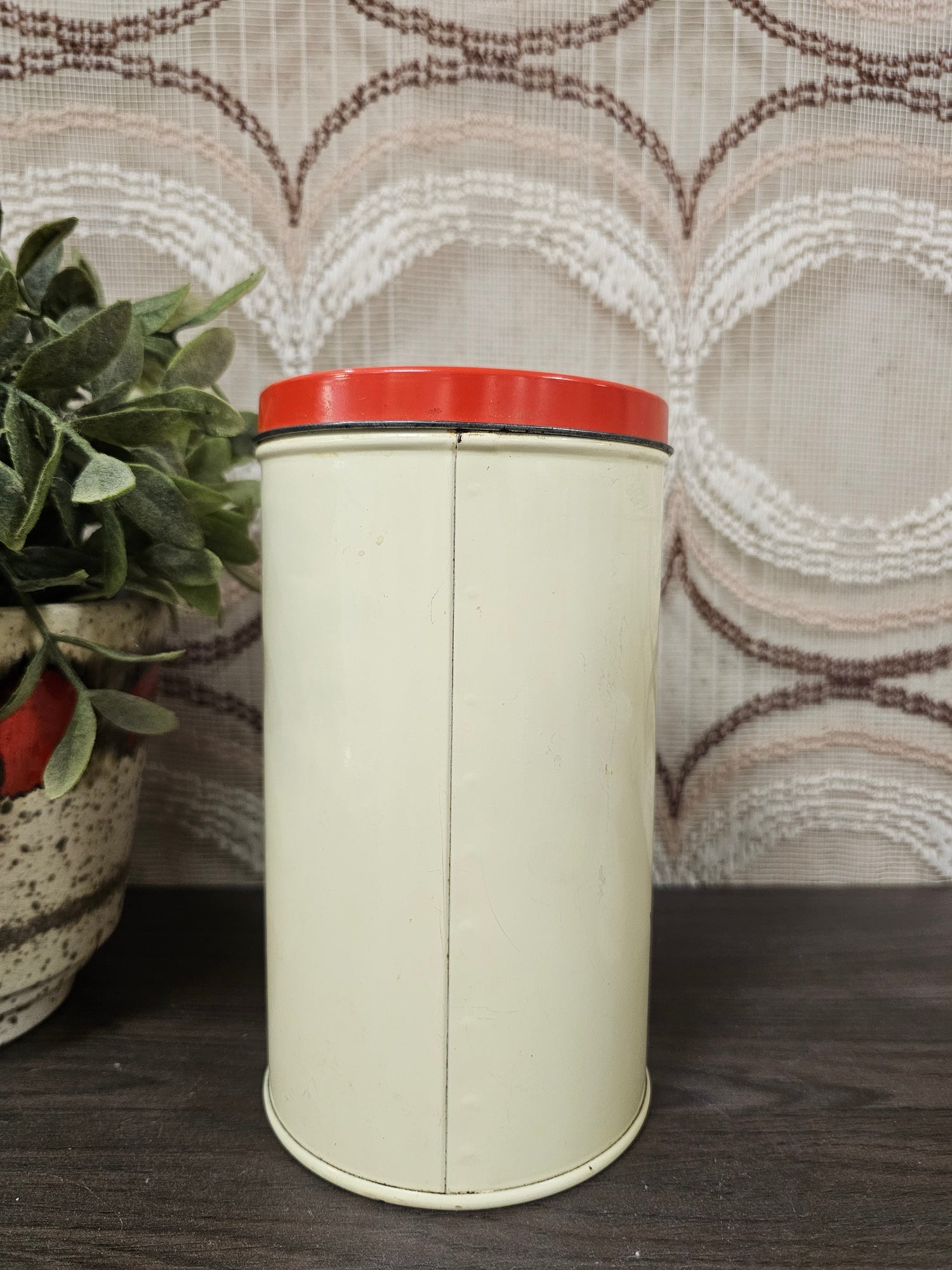 Vintage beschuitblik met bloemenprint en rode deksel jaren ’70