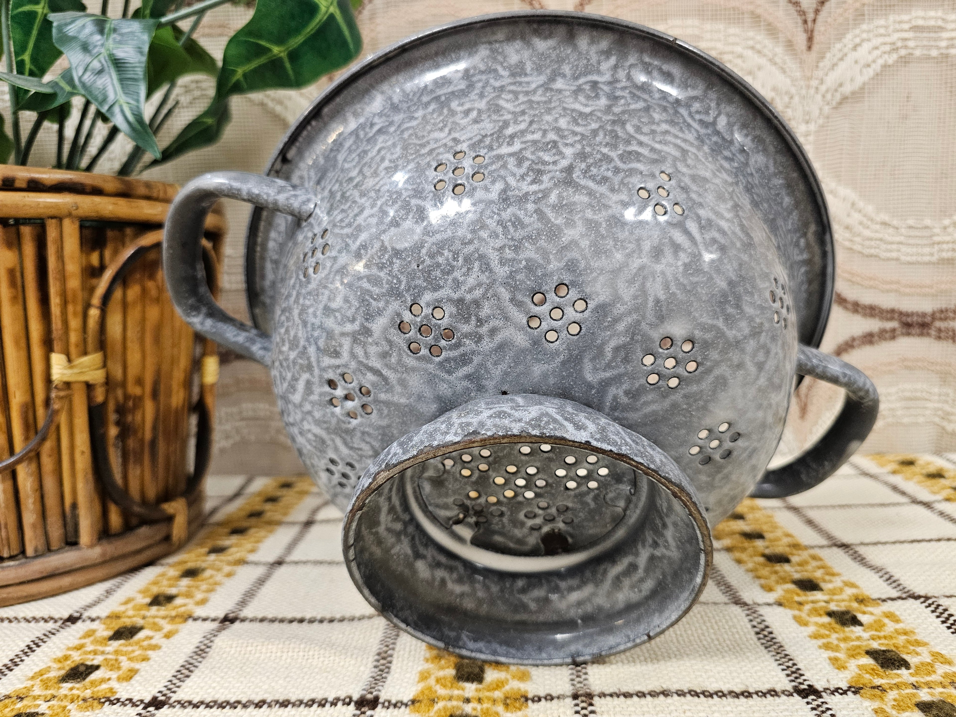 Vintage grijs gewolkt emaille vergiet op voet Ø 26 cm