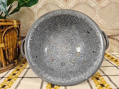 Vintage grijs gewolkt emaille vergiet op voet Ø 26 cm