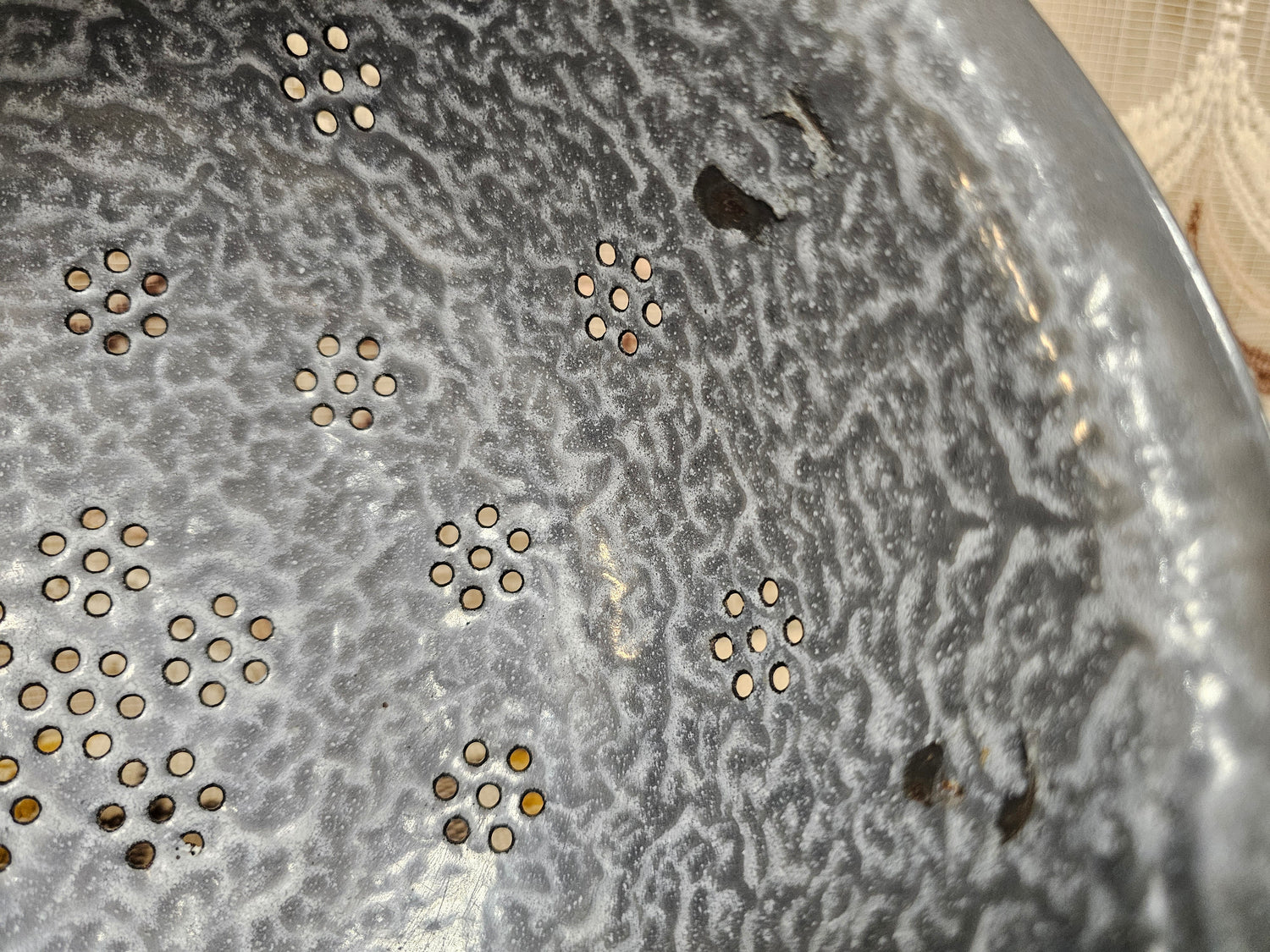 Vintage grijs gewolkt emaille vergiet op voet Ø 26 cm