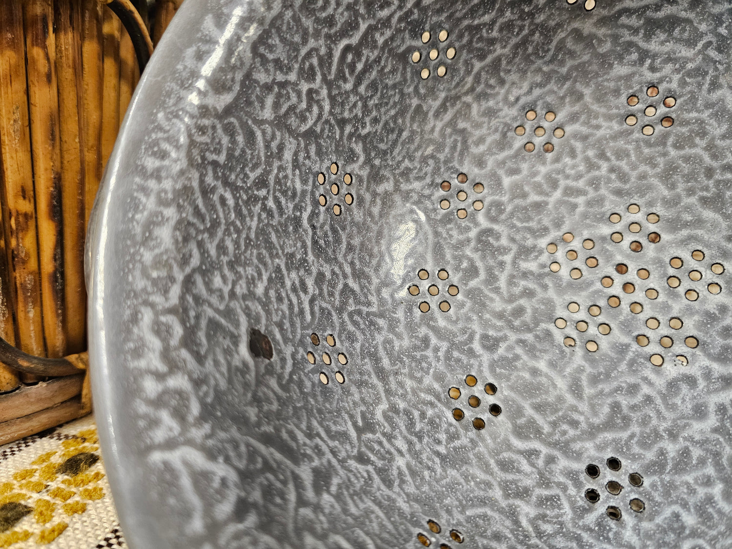 Vintage grijs gewolkt emaille vergiet op voet Ø 26 cm