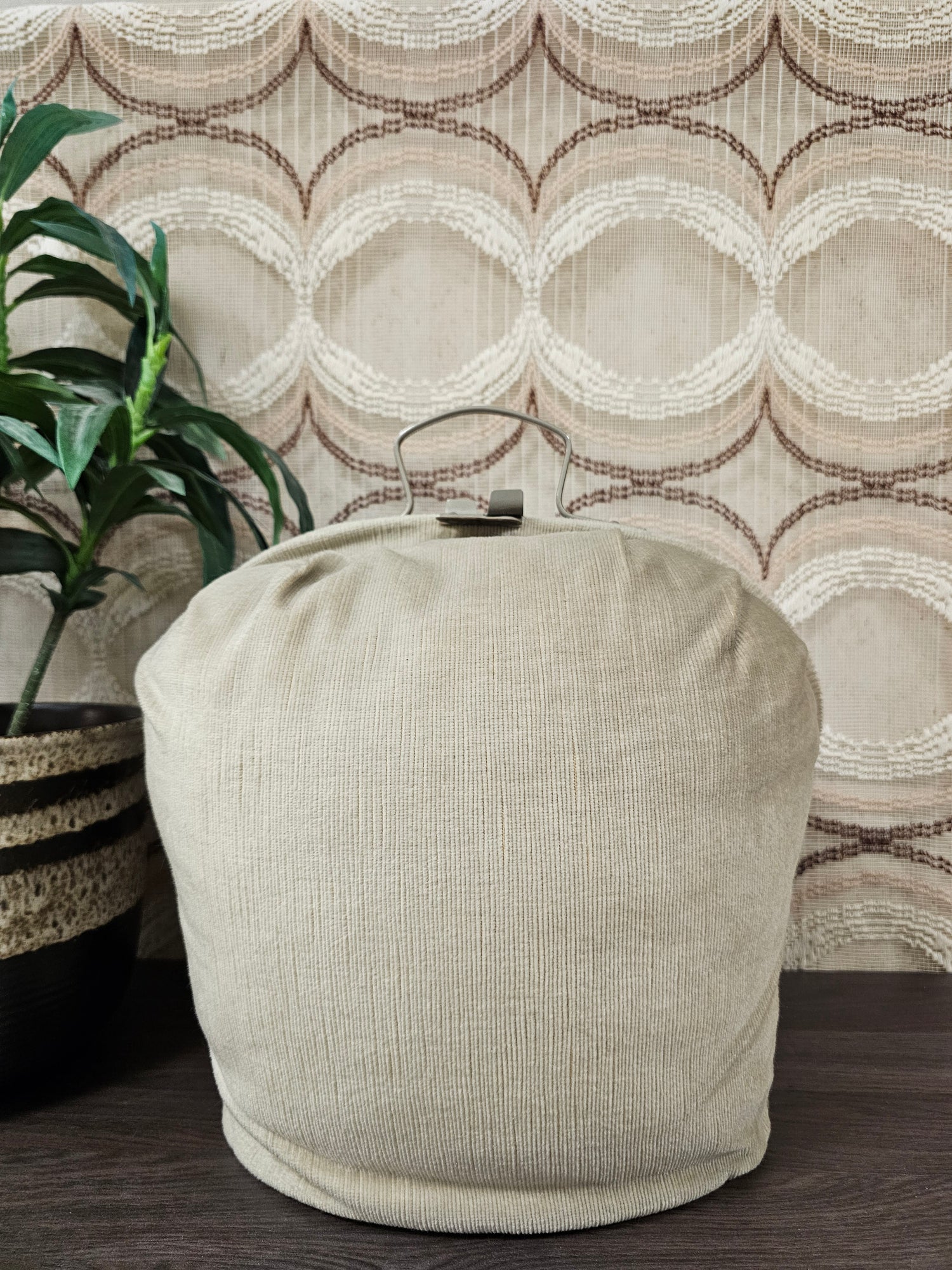 Vintage theebeurs met knip naturel stof en kwastsluiting