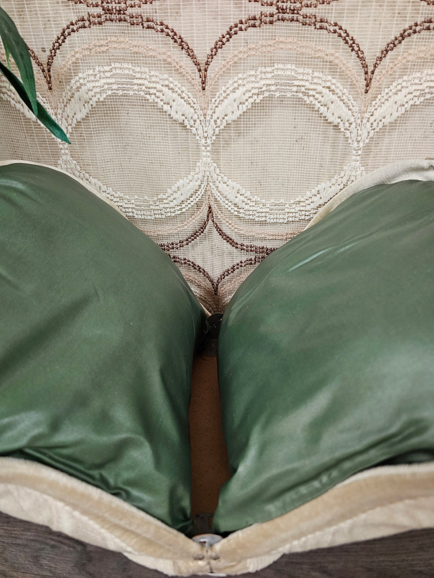 Vintage theebeurs met knip naturel stof en kwastsluiting