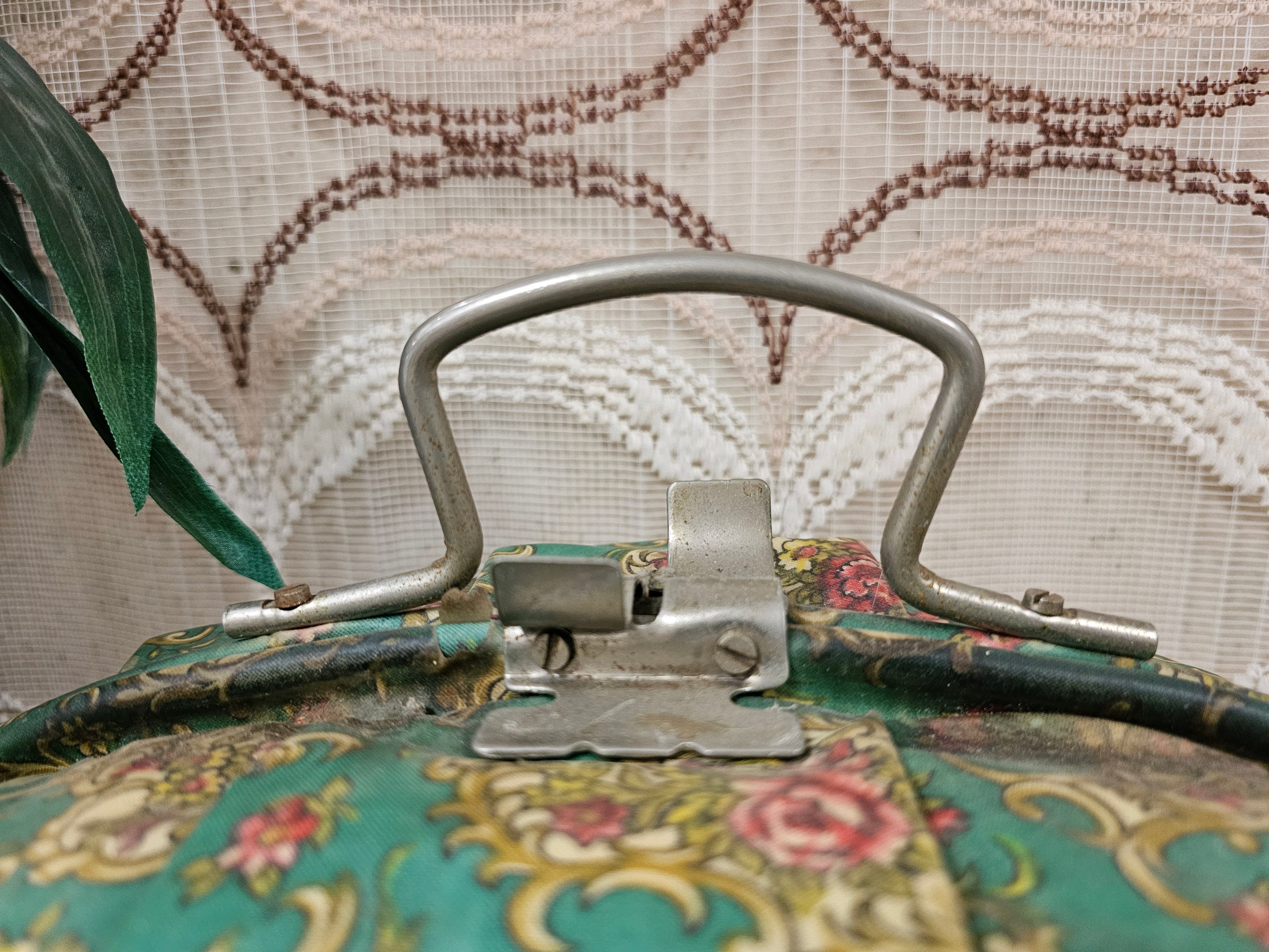 Vintage theebeurs met knip groen bloemenpatroon