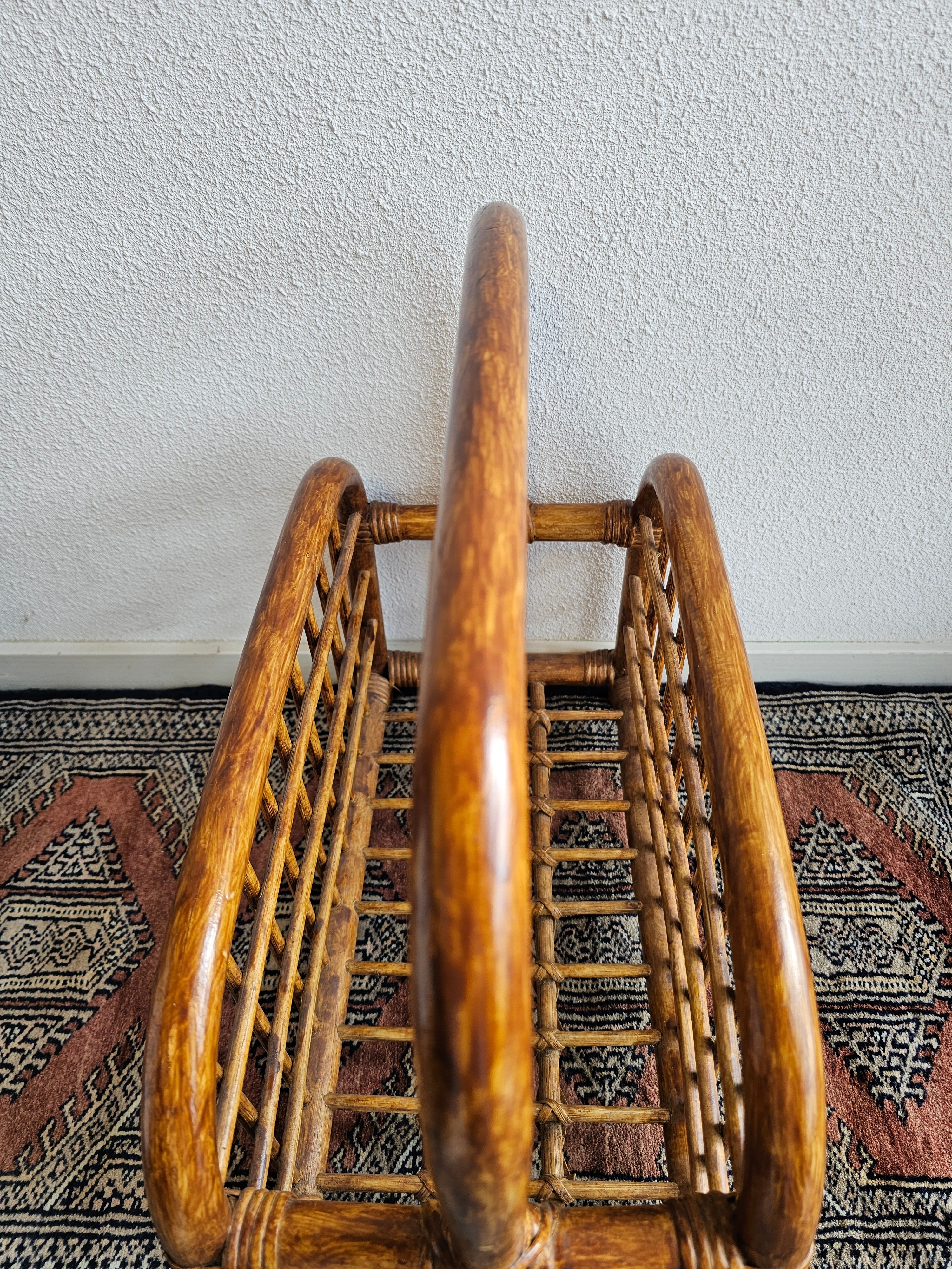 Rotan lectuurmand vintage | 44x44x23,5 cm | Tijdschriftenhouder