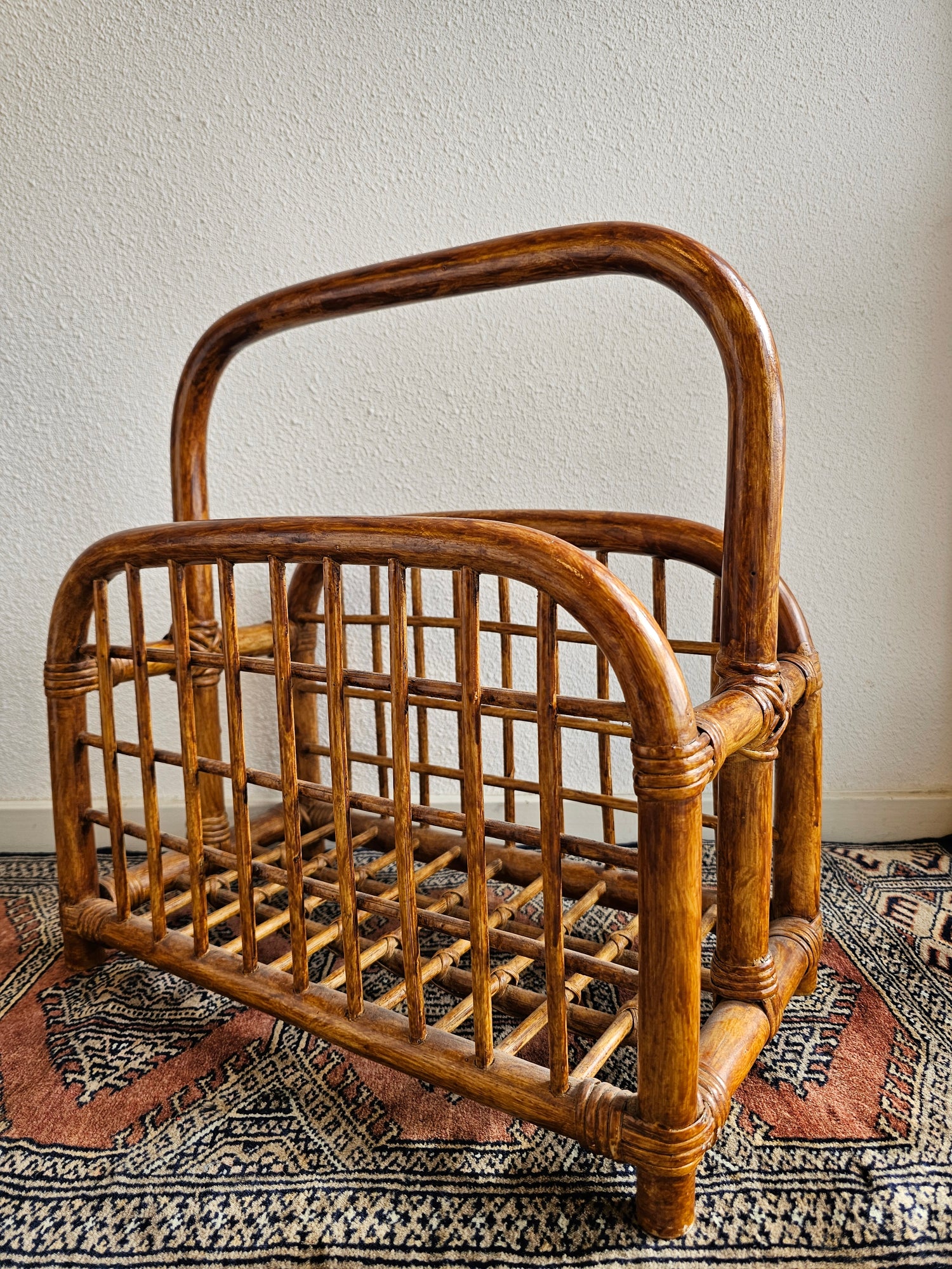 Rotan lectuurmand vintage | 44x44x23,5 cm | Tijdschriftenhouder