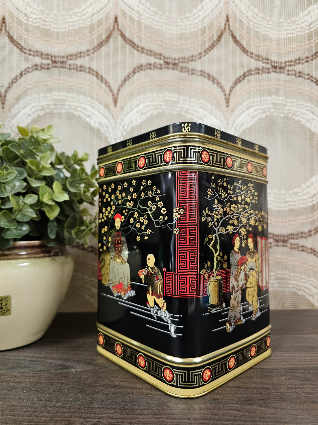 Vintage theeblik zwart, rood en goud 19x12,5x12,5 cm