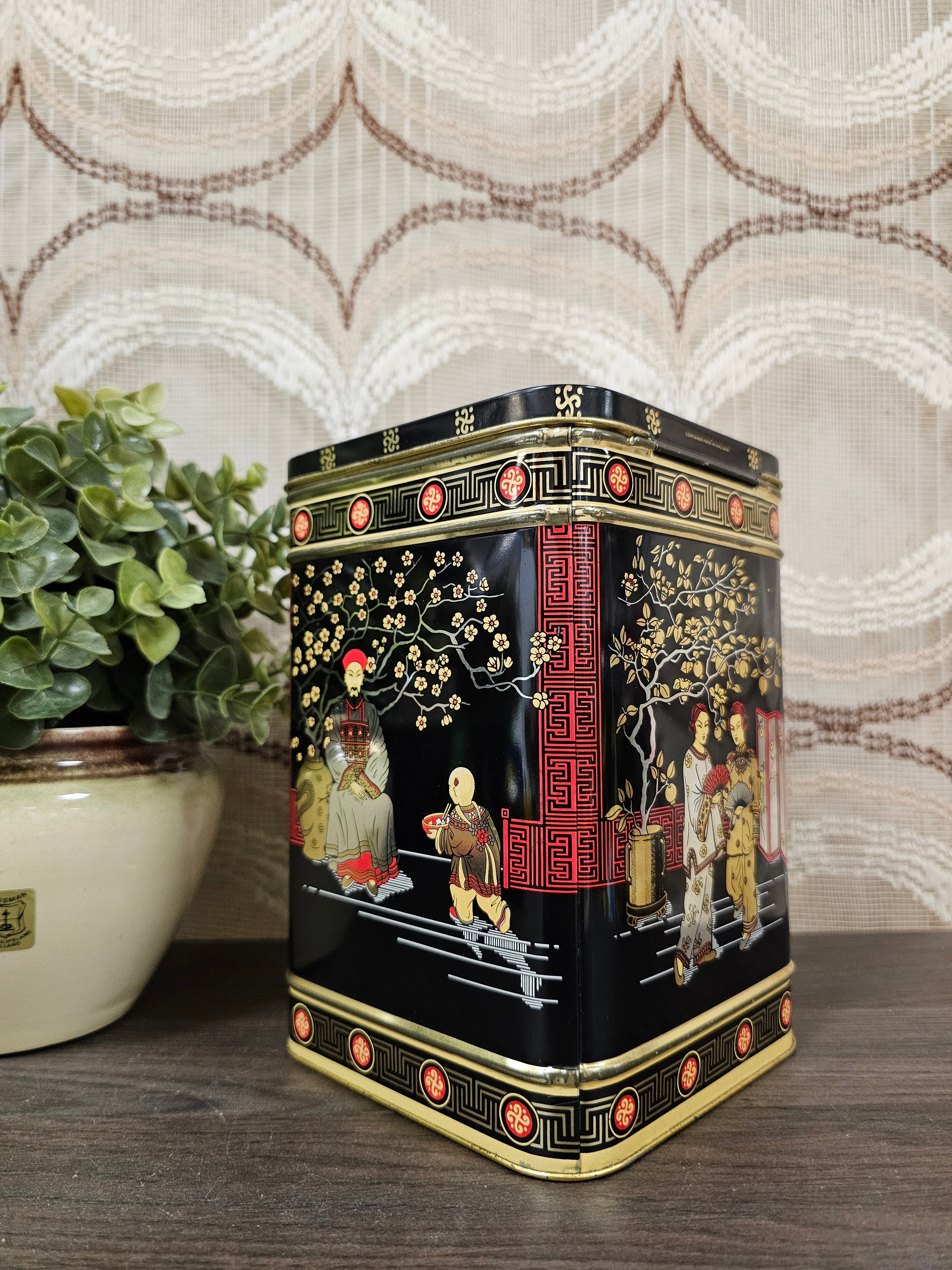 Vintage theeblik zwart, rood en goud 19x12,5x12,5 cm