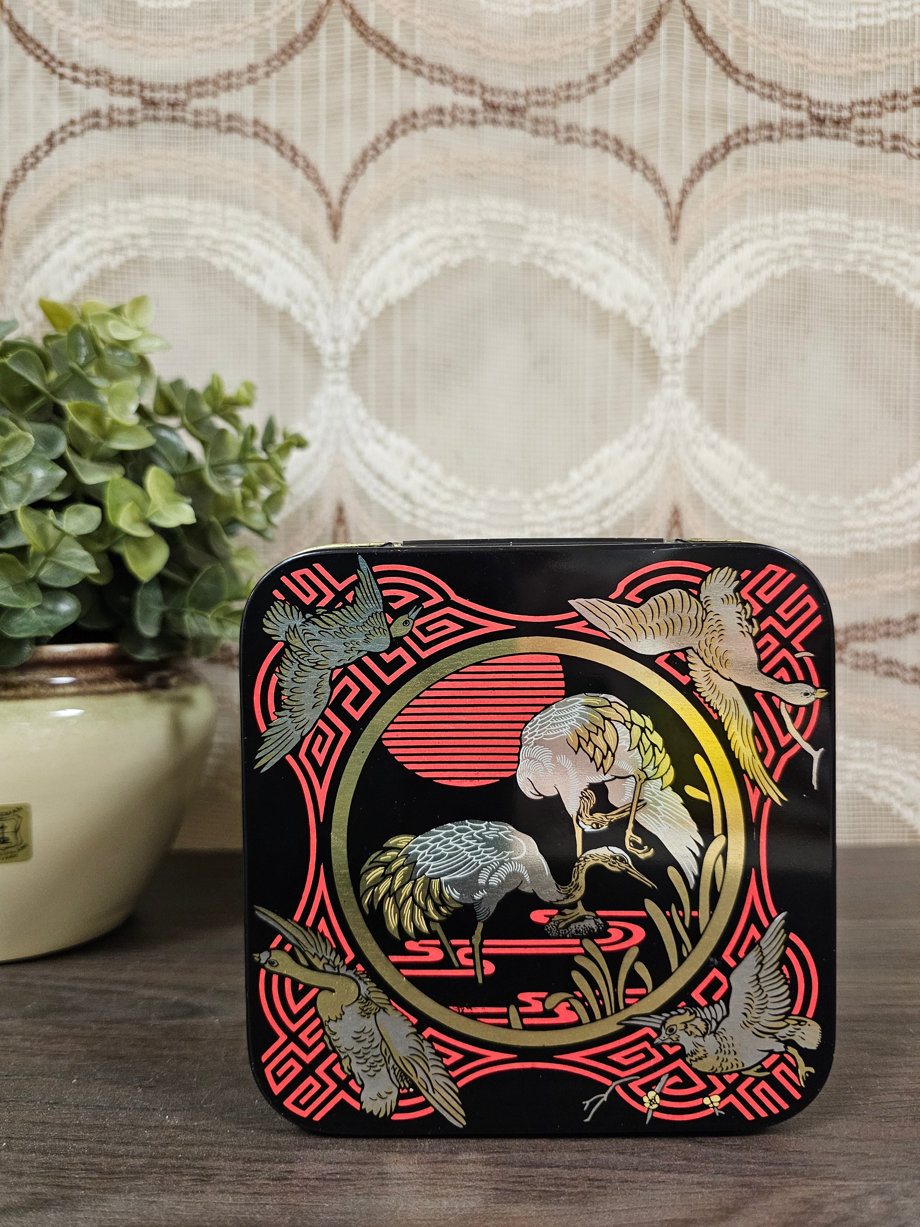 Vintage theeblik zwart, rood en goud 19x12,5x12,5 cm