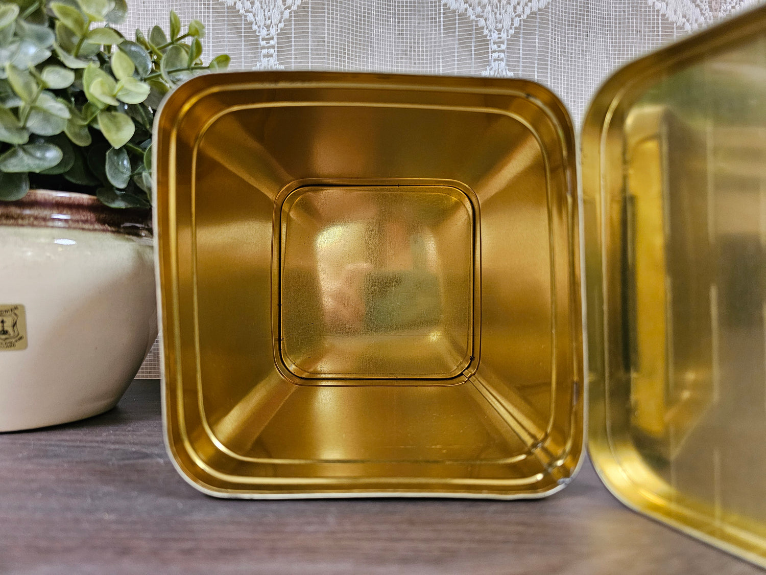 Vintage theeblik zwart, rood en goud 19x12,5x12,5 cm