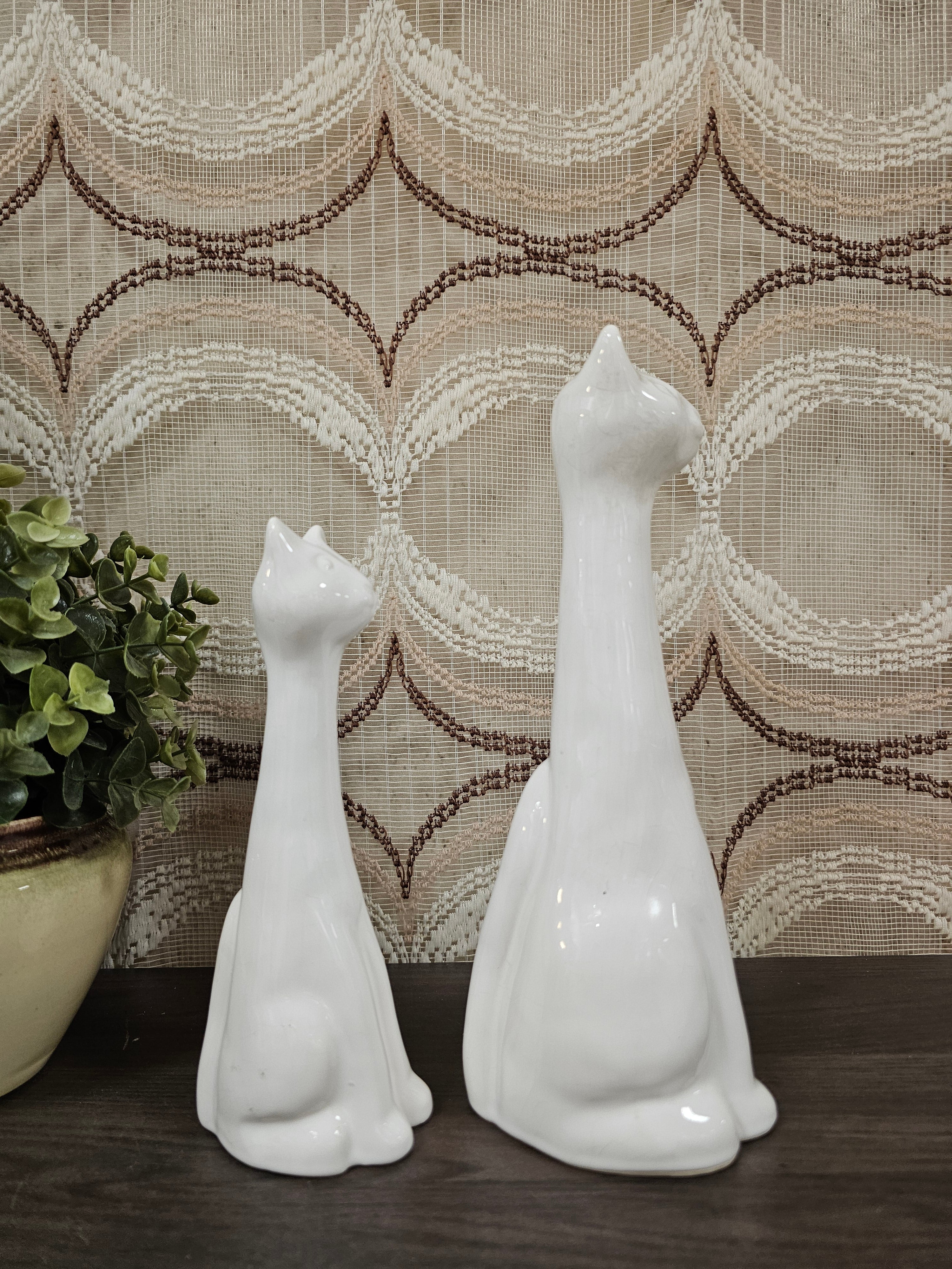 Set witte keramieken langnek katten 26,5 en 20 cm hoog