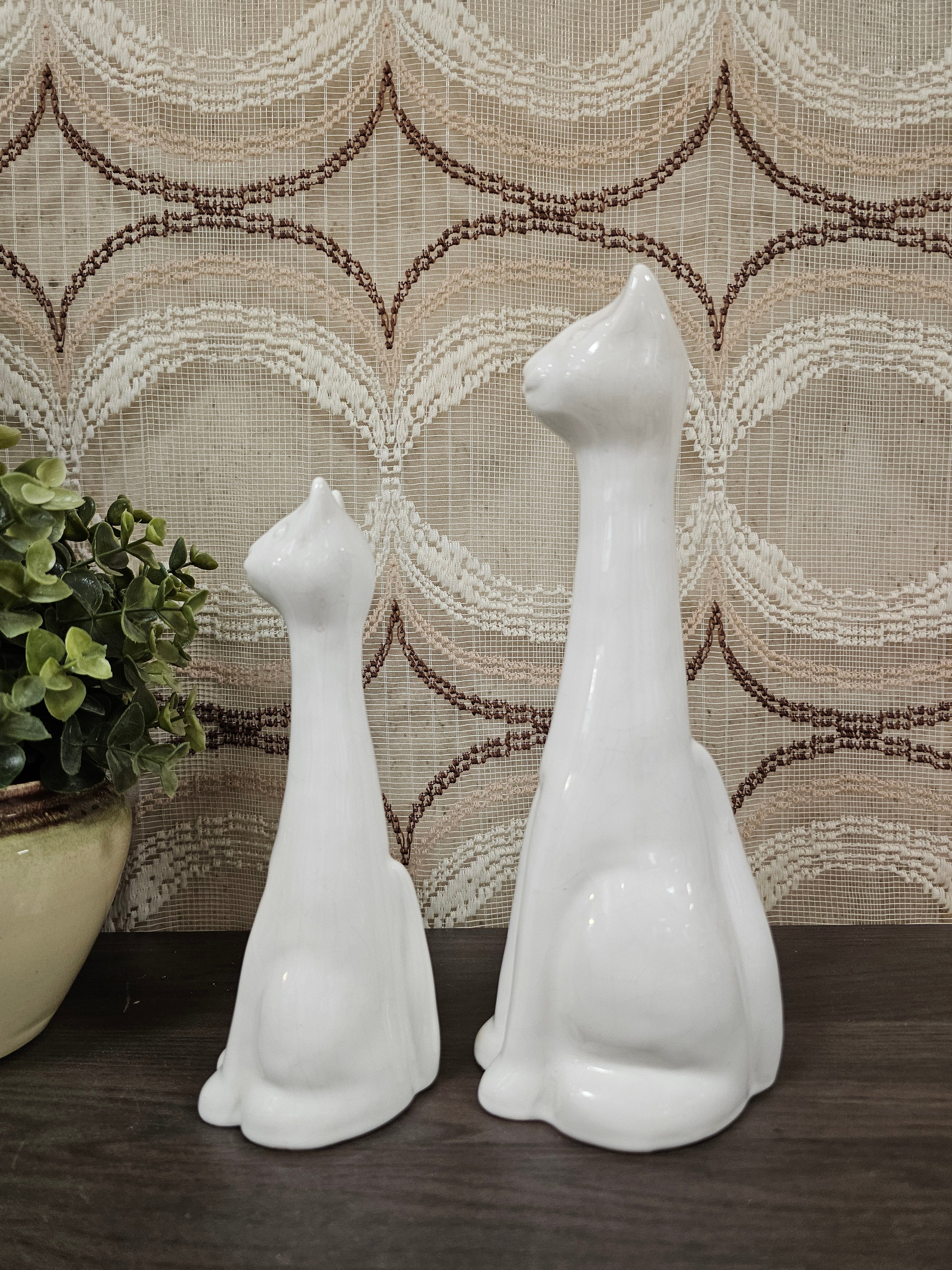 Set witte keramieken langnek katten 26,5 en 20 cm hoog