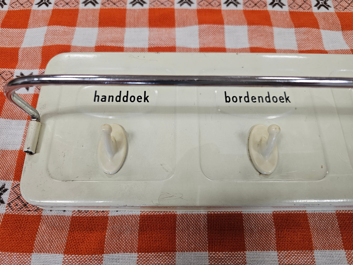 Vintage wit metalen handdoekenrek jaren ’60 – met haakjes en stang
