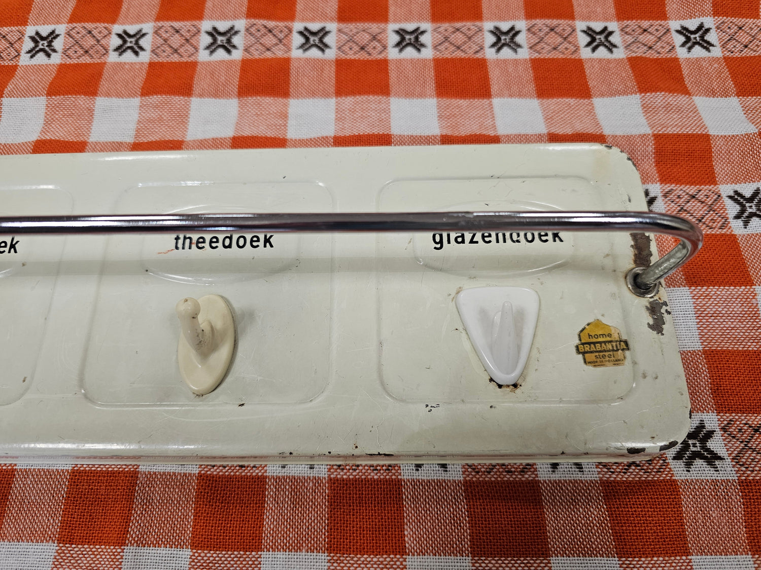 Vintage wit metalen handdoekenrek jaren ’60 – met haakjes en stang