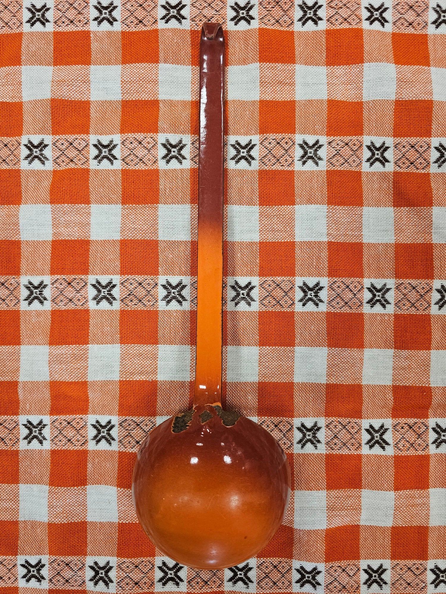 Vintage emaille soeplepel oranje-rood met grijs 35 cm