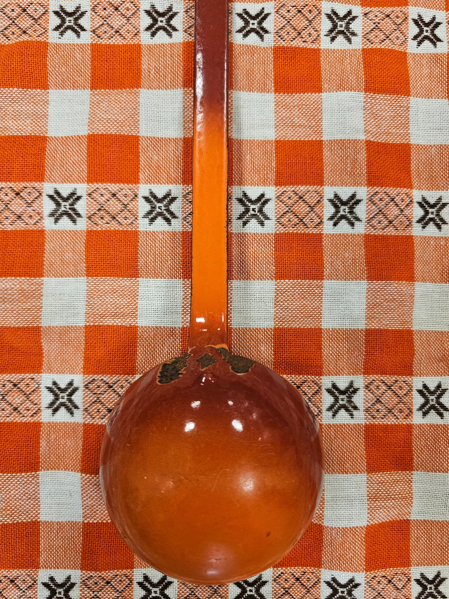 Vintage emaille soeplepel oranje-rood met grijs 35 cm