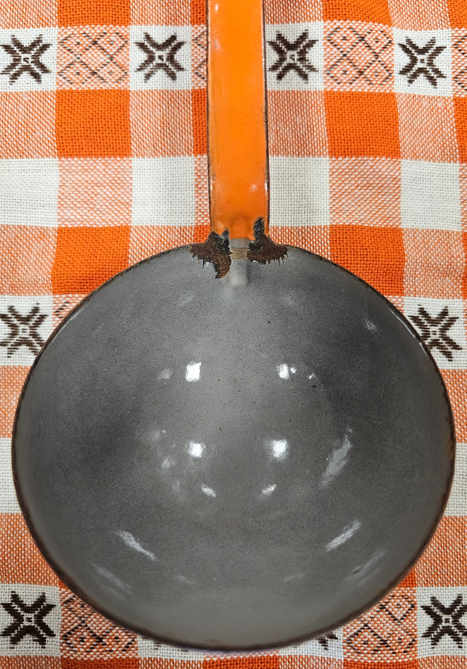 Vintage emaille soeplepel oranje-rood met grijs 35 cm