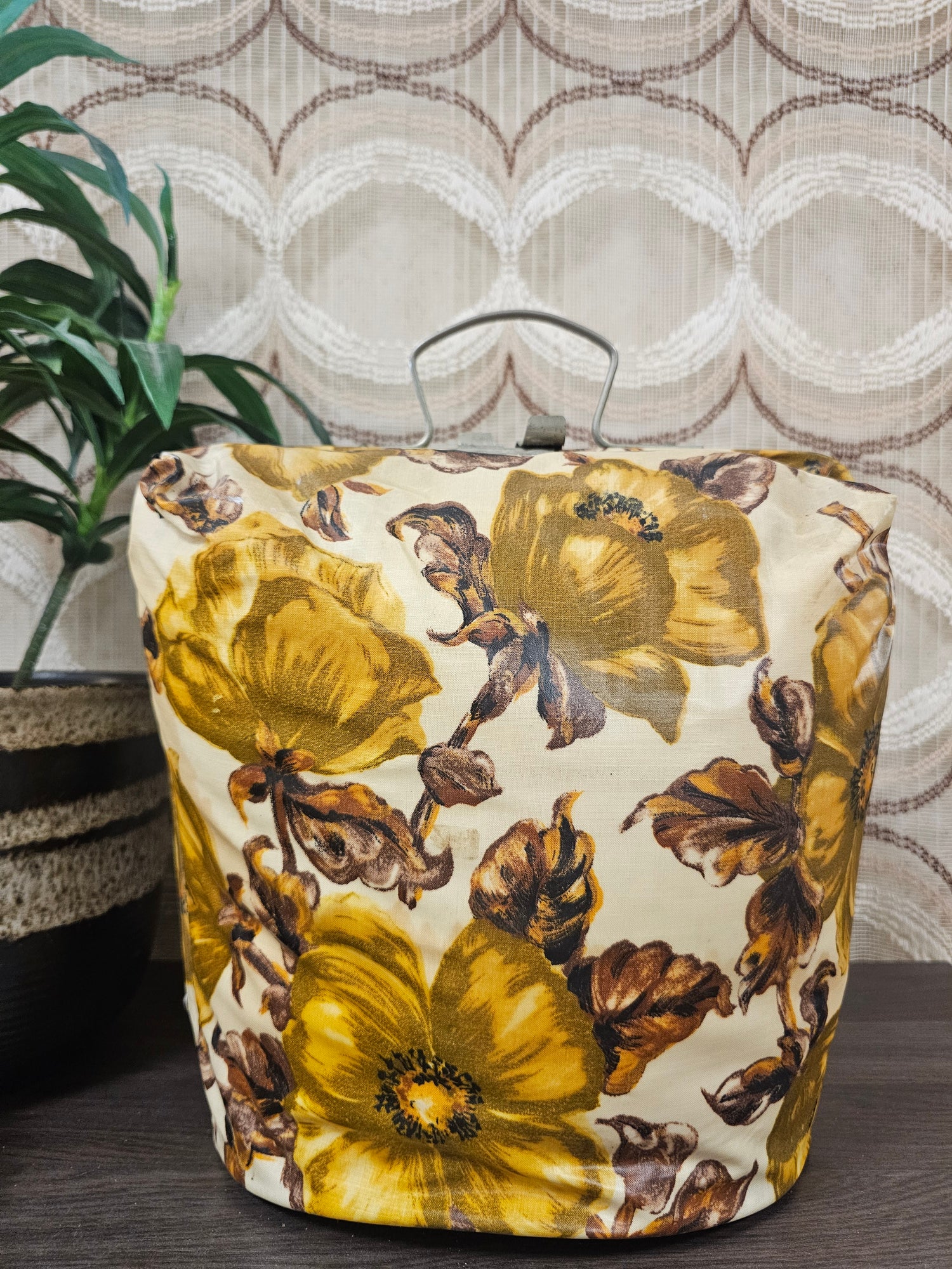 Vintage theebeurs met knip goudbruine bloemen