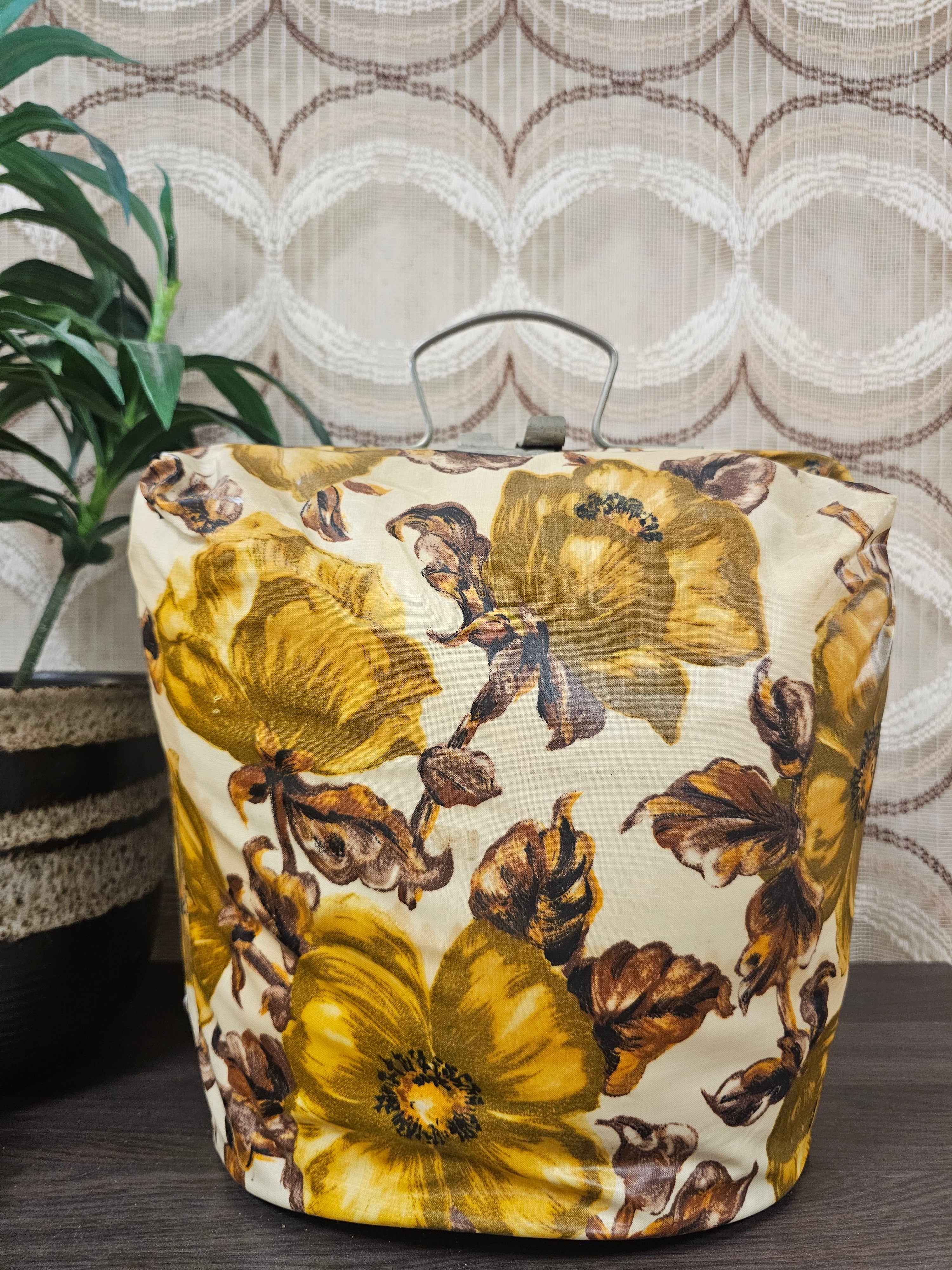 Vintage theebeurs met knip goudbruine bloemen