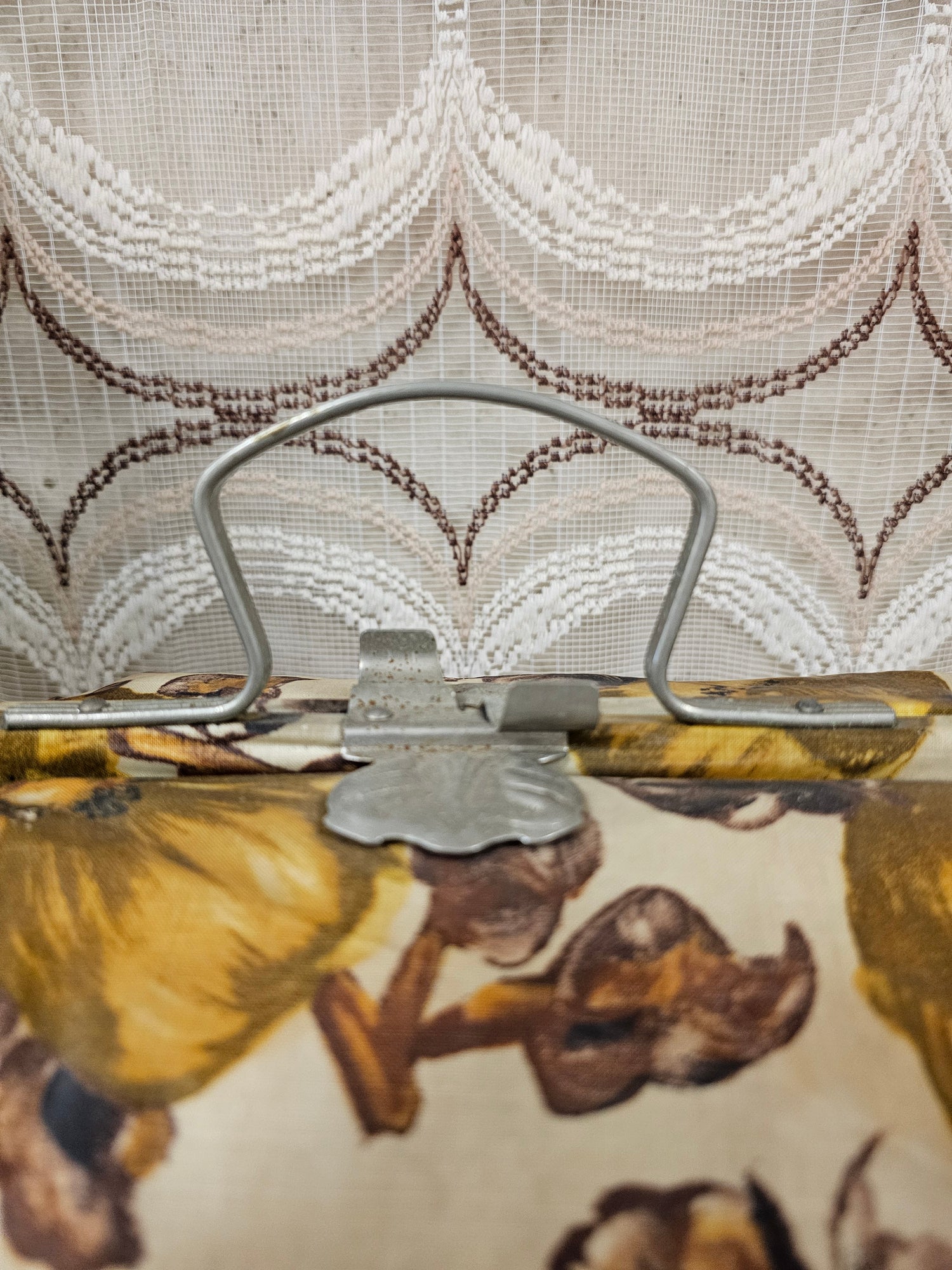 Vintage theebeurs met knip goudbruine bloemen