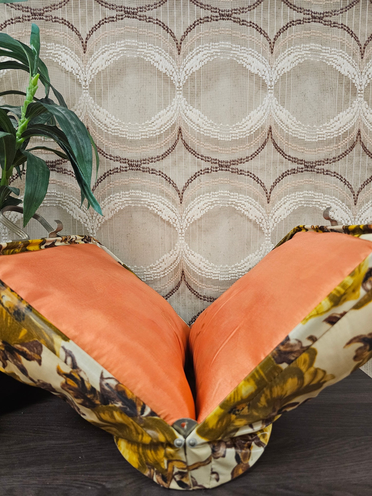 Vintage theebeurs met knip goudbruine bloemen