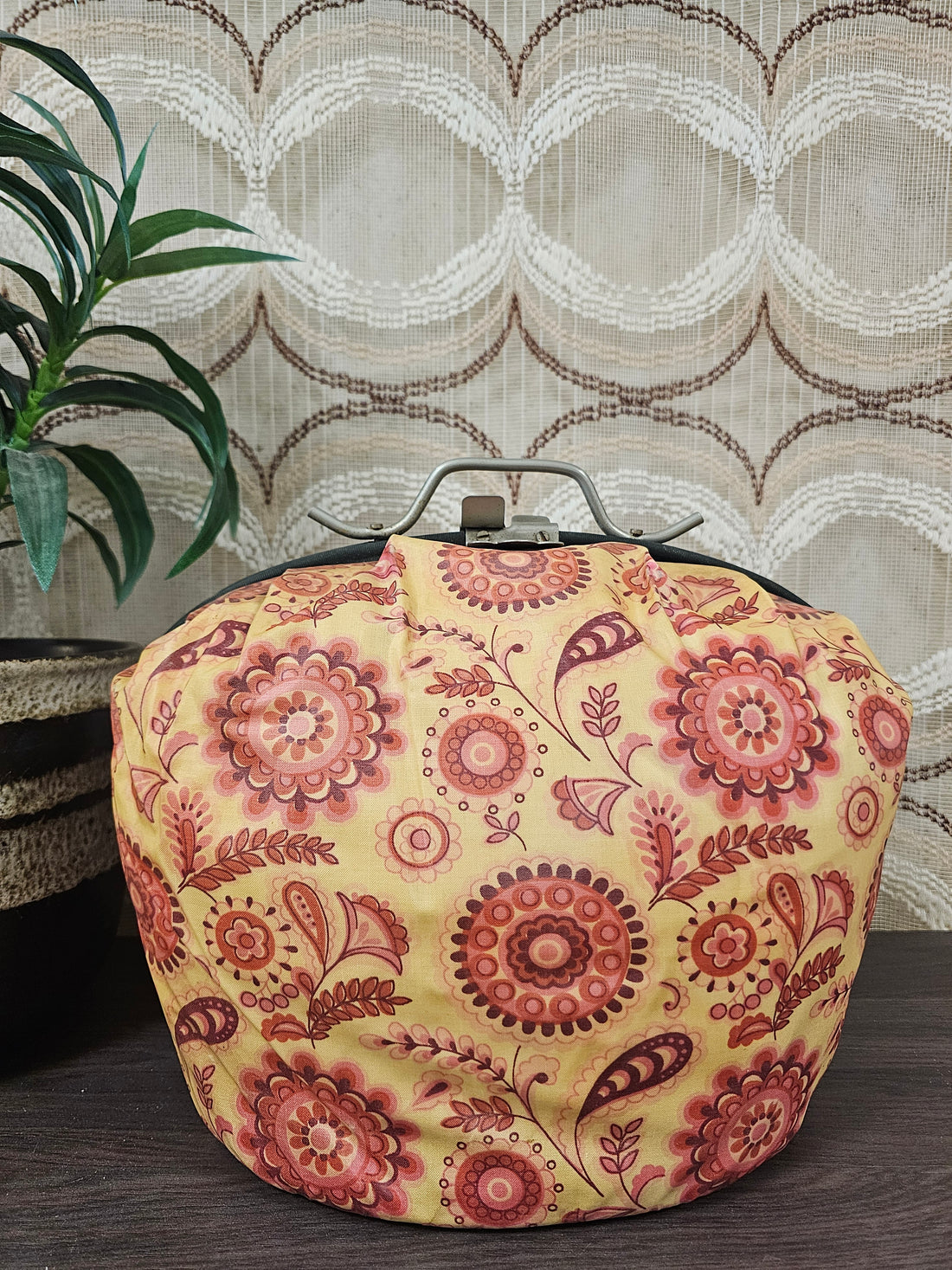 Vintage theebeurs met knip okergeel met rood patroon