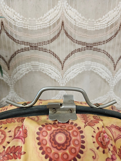 Vintage theebeurs met knip okergeel met rood patroon