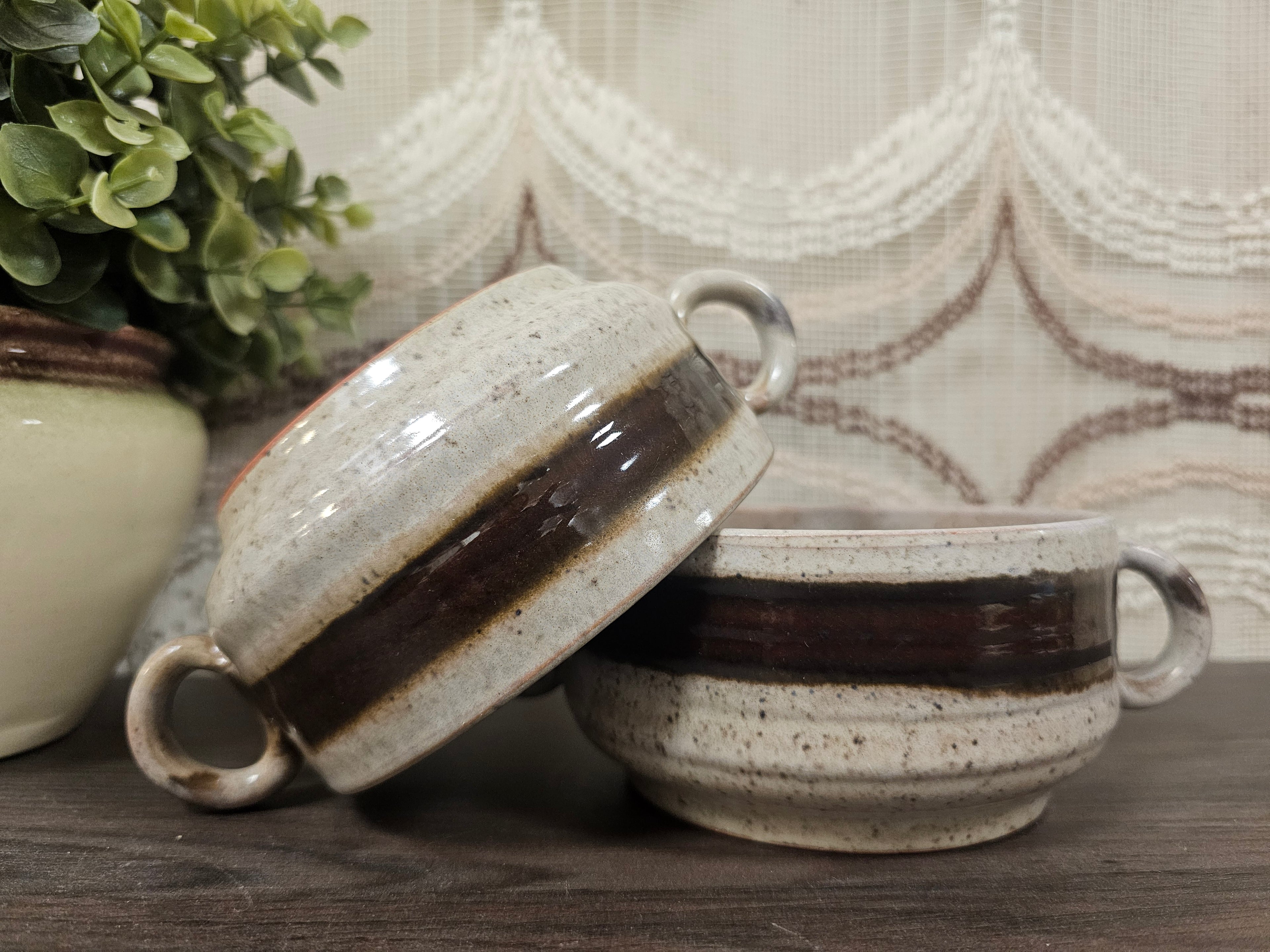 Set van 2 vintage soepkommen bruin aardewerk