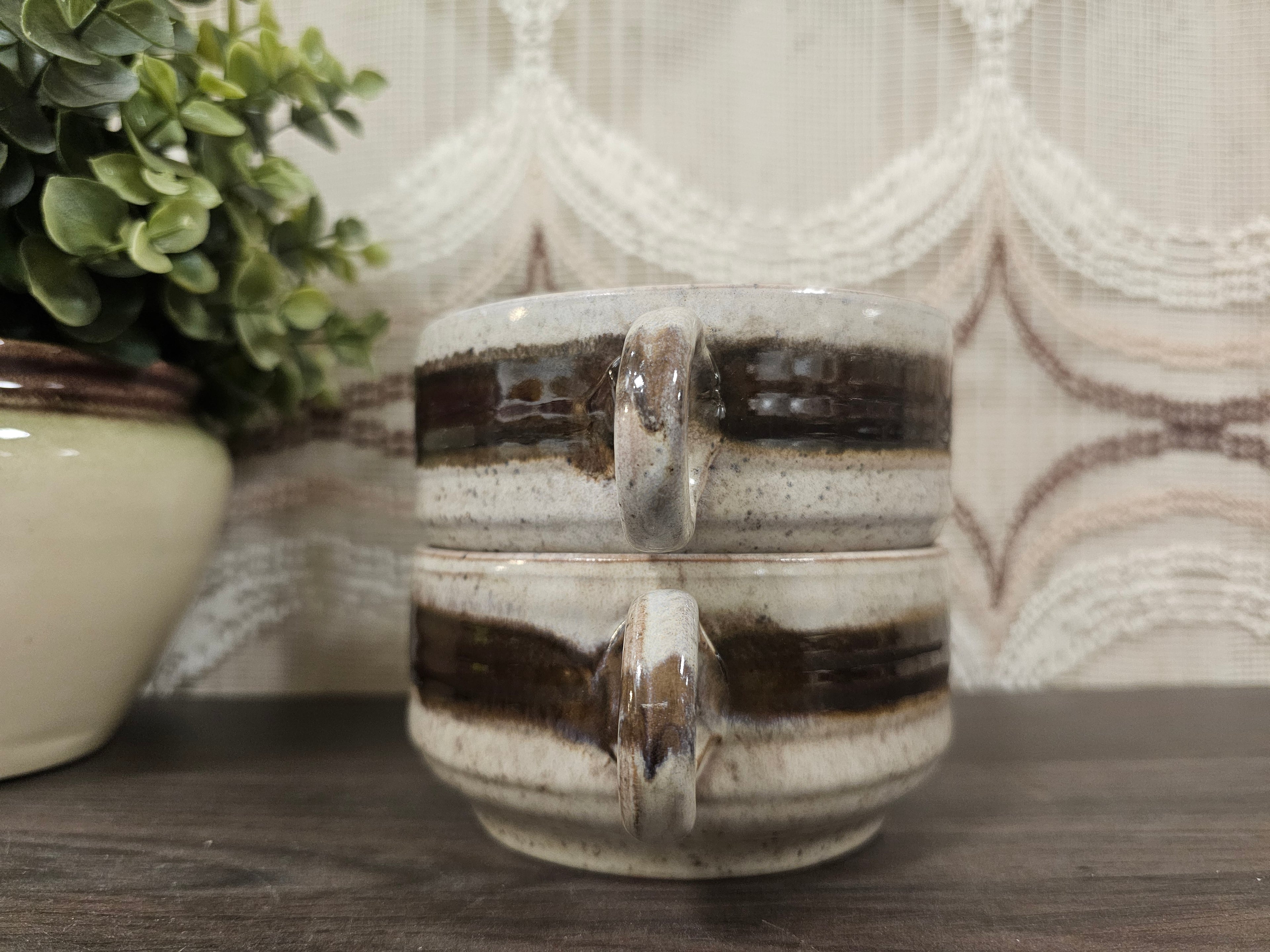 Set van 2 vintage soepkommen bruin aardewerk