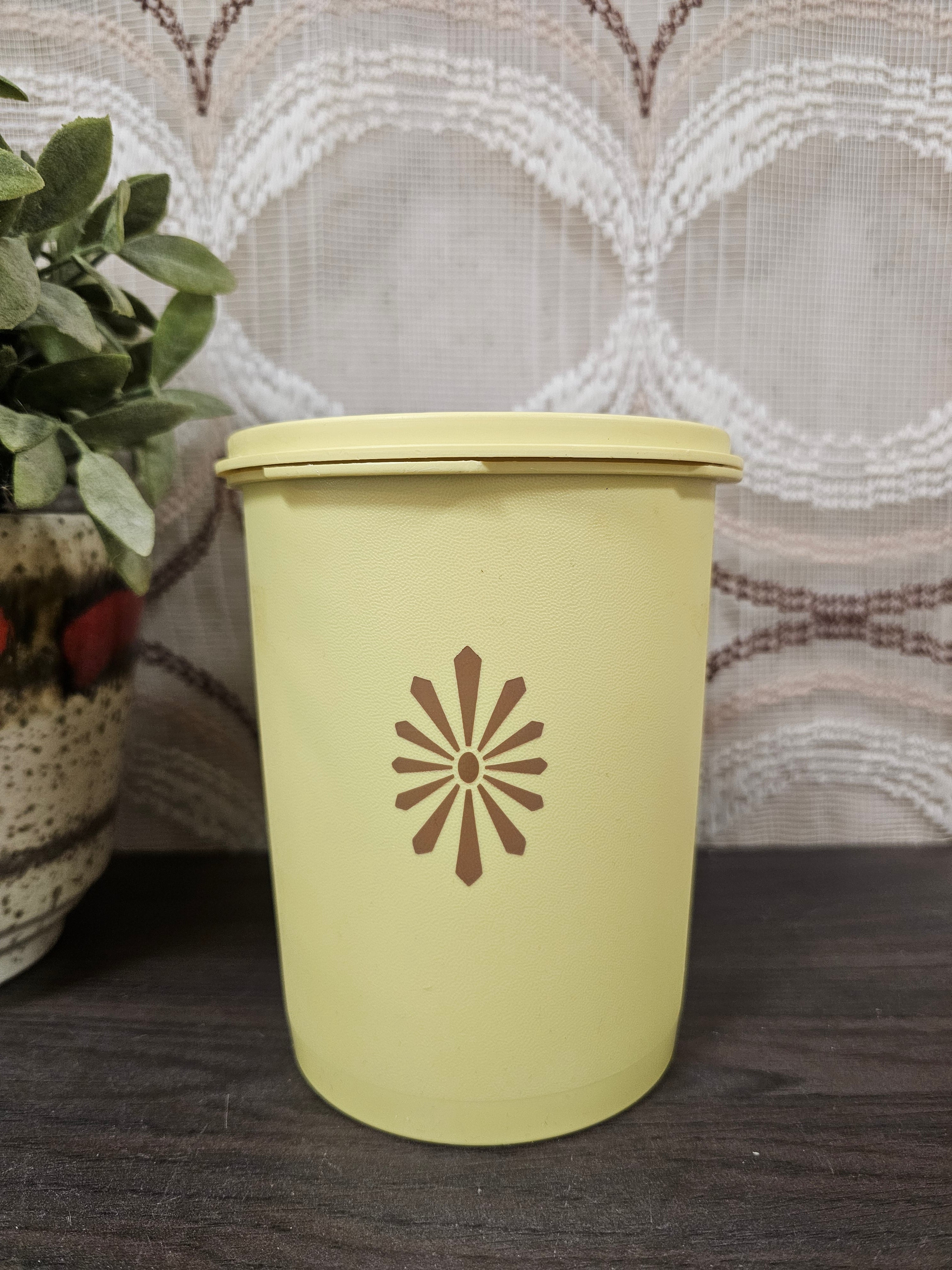 Tupperware trommel geel sterdeksel 15,5 x 11,5 cm