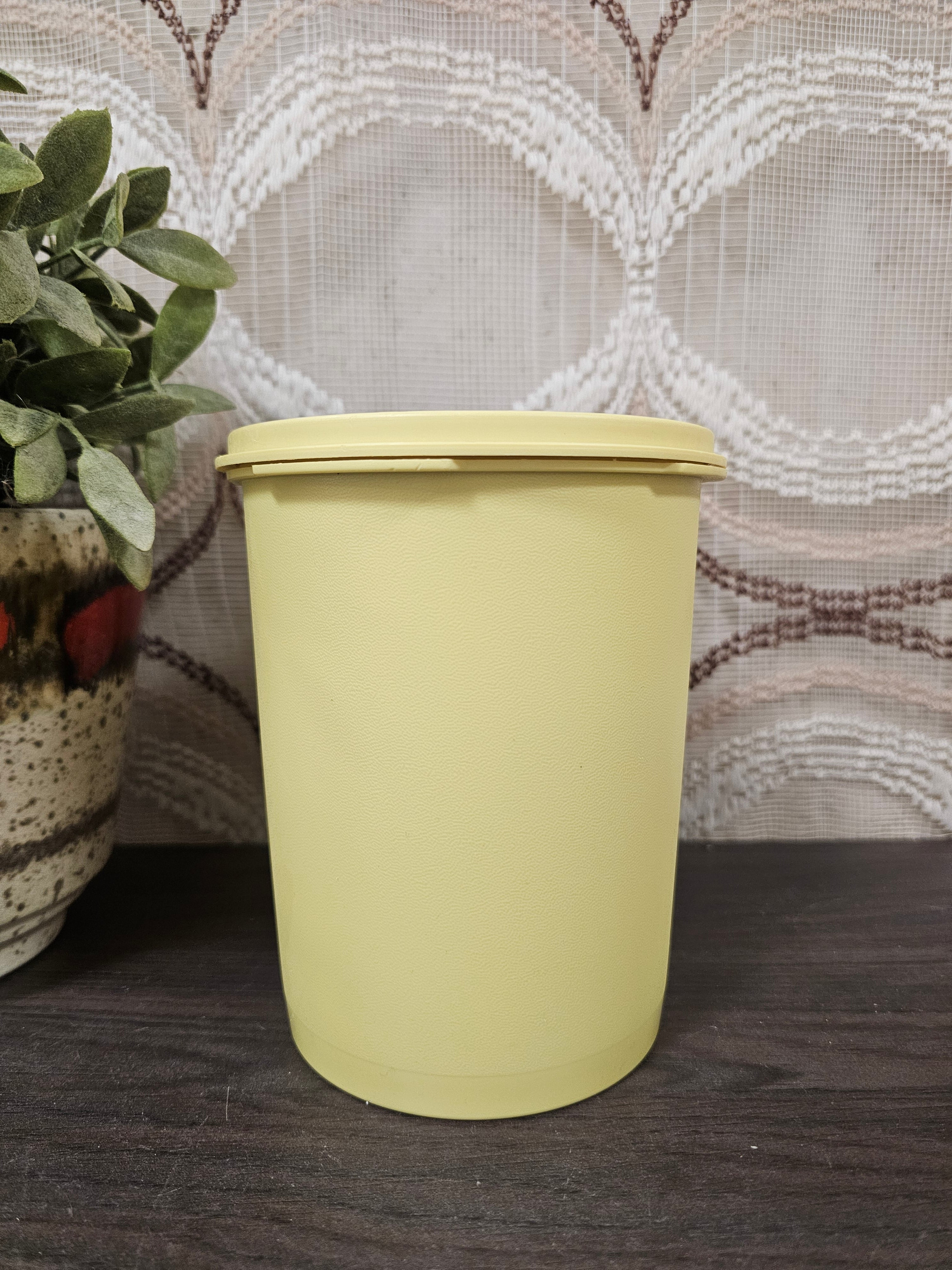 Tupperware trommel geel sterdeksel 15,5 x 11,5 cm
