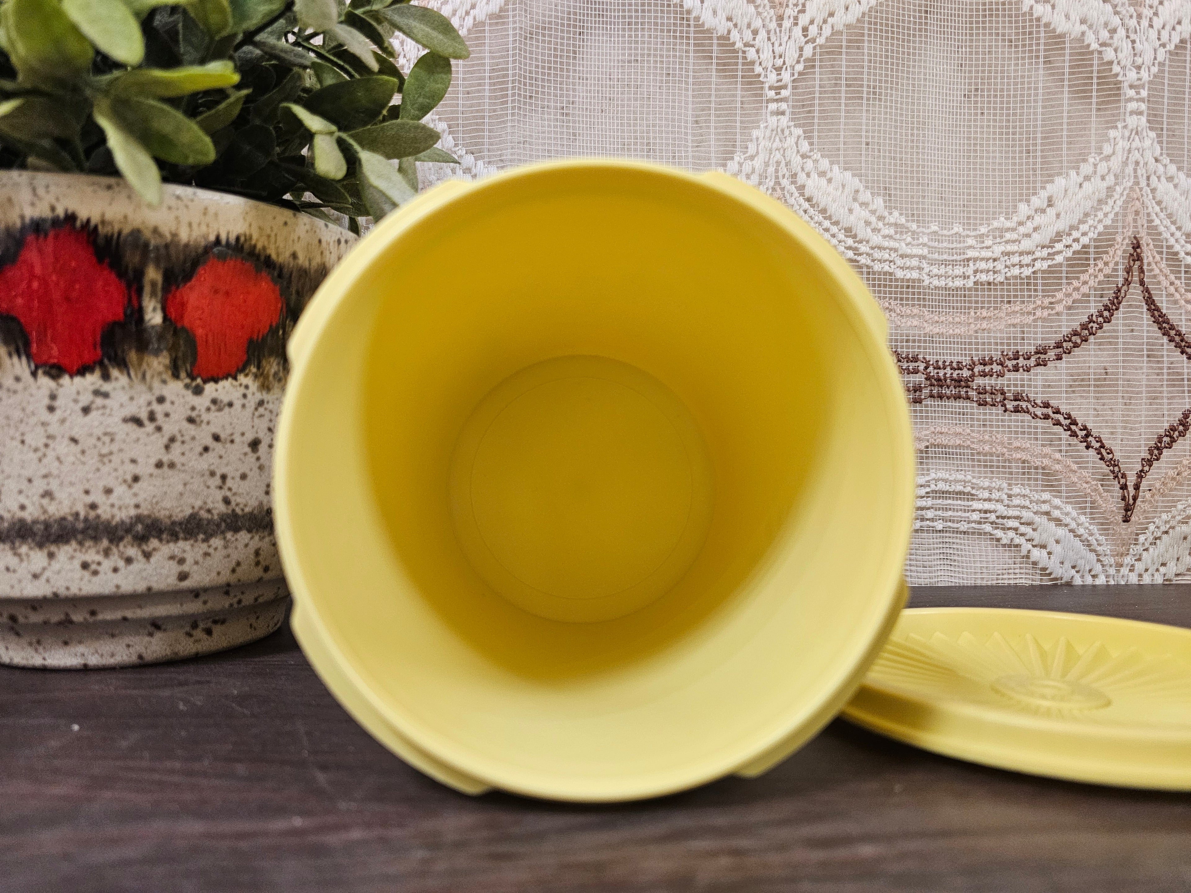 Tupperware trommel geel sterdeksel 15,5 x 11,5 cm