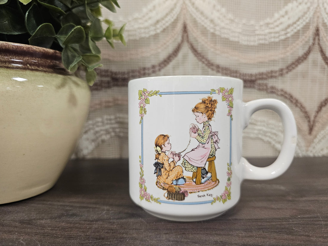 Sarah Kay mok Valentino vintage beker met meisjes en bolletje wol