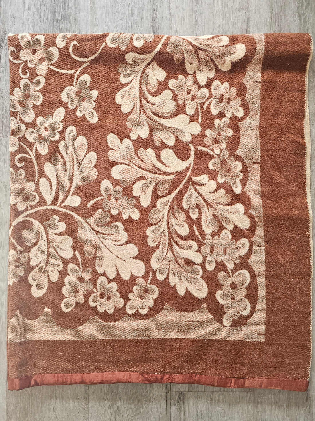 Dubbelzijdige vintage deken met bladmotief 194 x 167 cm