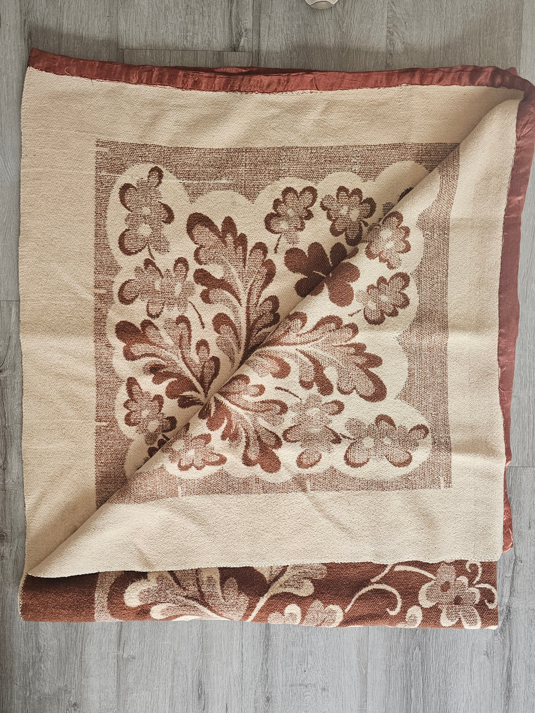 Dubbelzijdige vintage deken met bladmotief 194 x 167 cm